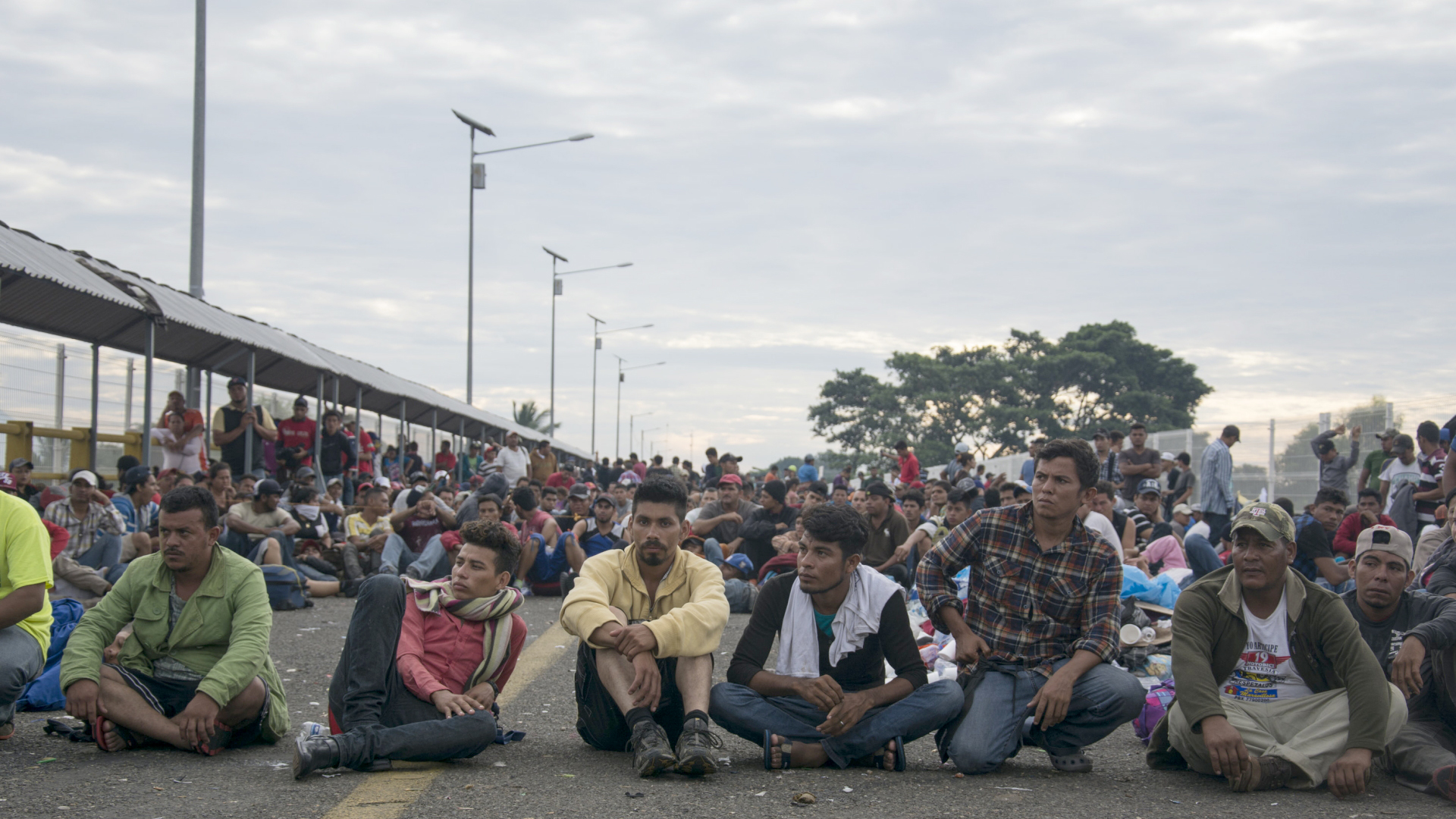 Auf einer Brücke an der Grenze zu Mexiko harren viele Honduraner aus. | Bildquelle: dpa
