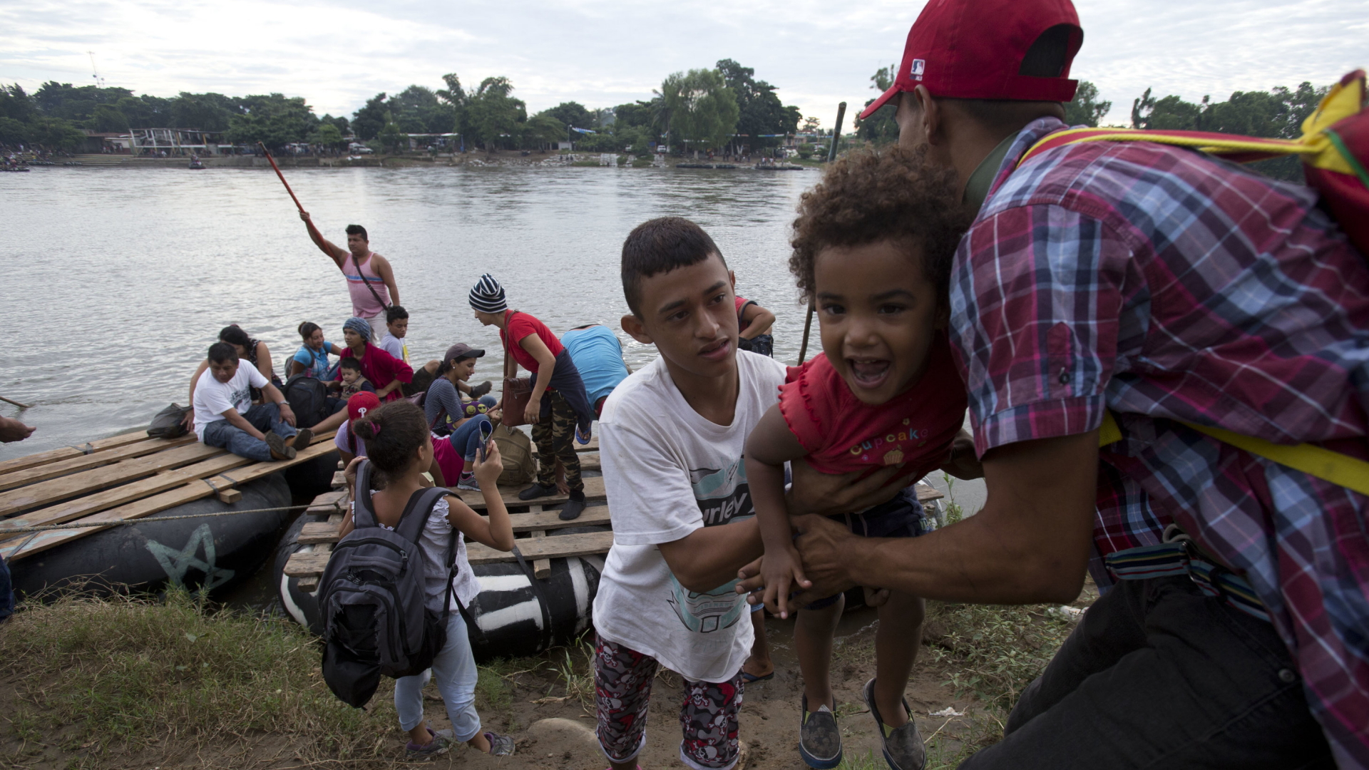 Mit Flößen überqueren einige Honduraner die Grenze nach Mexiko. | dpa