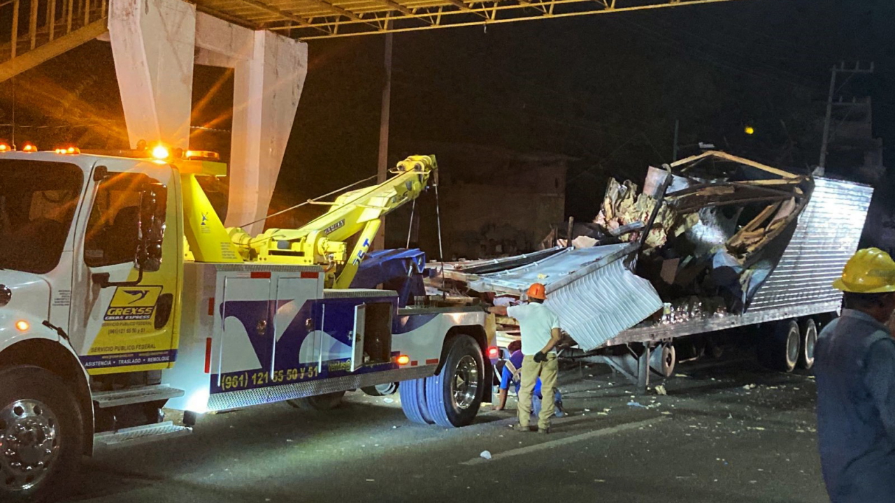 Der völlig zerstörte Lkw wird von einem Abschleppwagen abtransportiert. | AFP