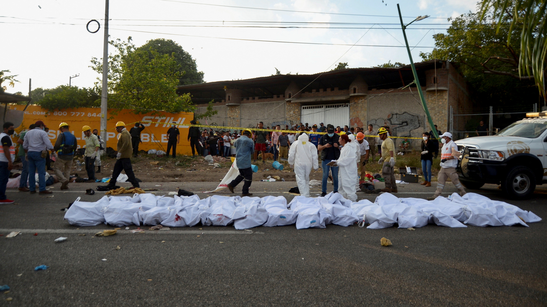 Dutzende Leichensäcke liegen nach einem Unfall im mexikanischen Bundesstaat Chiapas am Straßenrand. | REUTERS