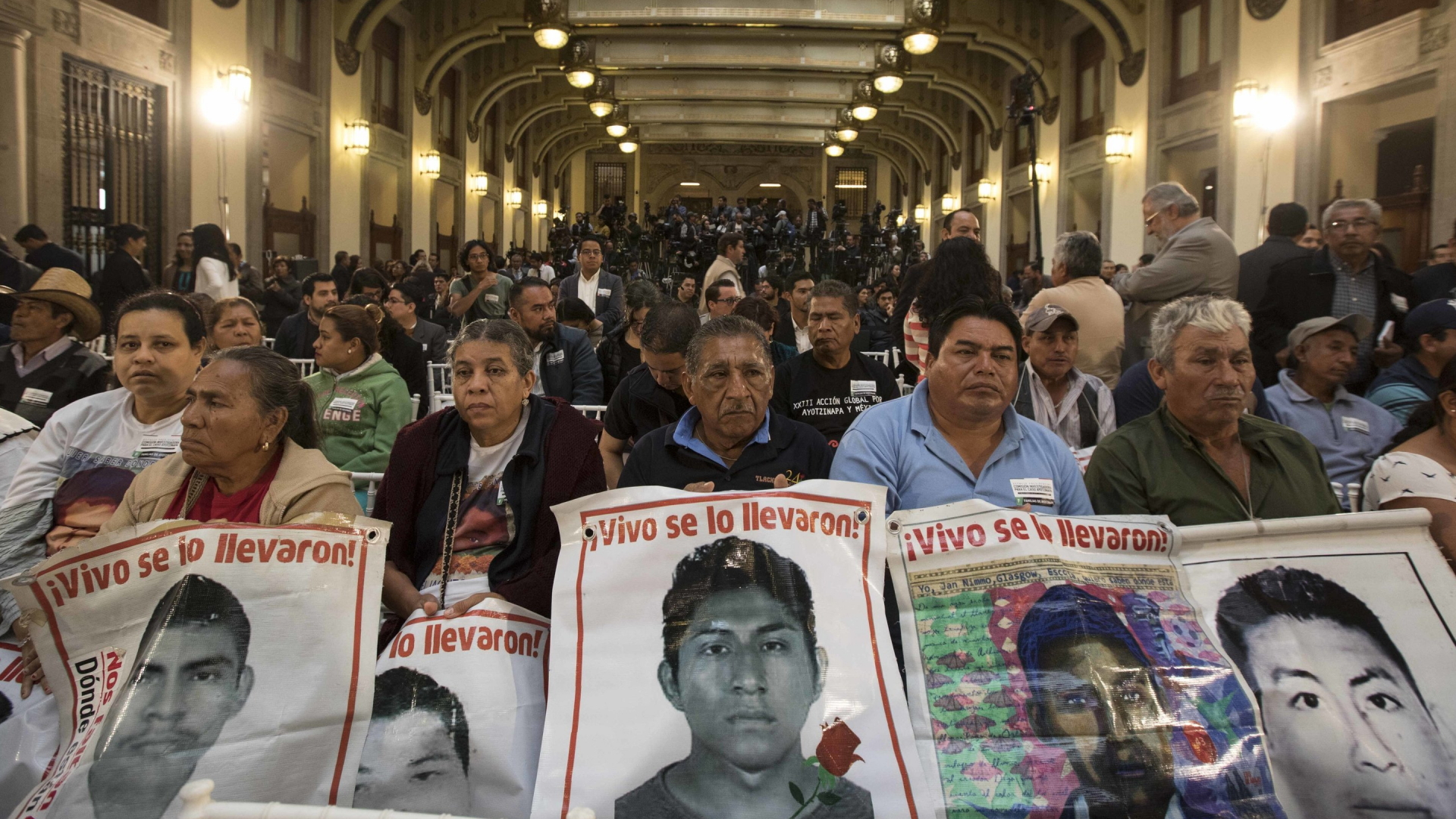 Angehörige machen in Mexiko auf das Schicksal der 43 verschwundenen Studenten aufmerksam | Bildquelle: AP