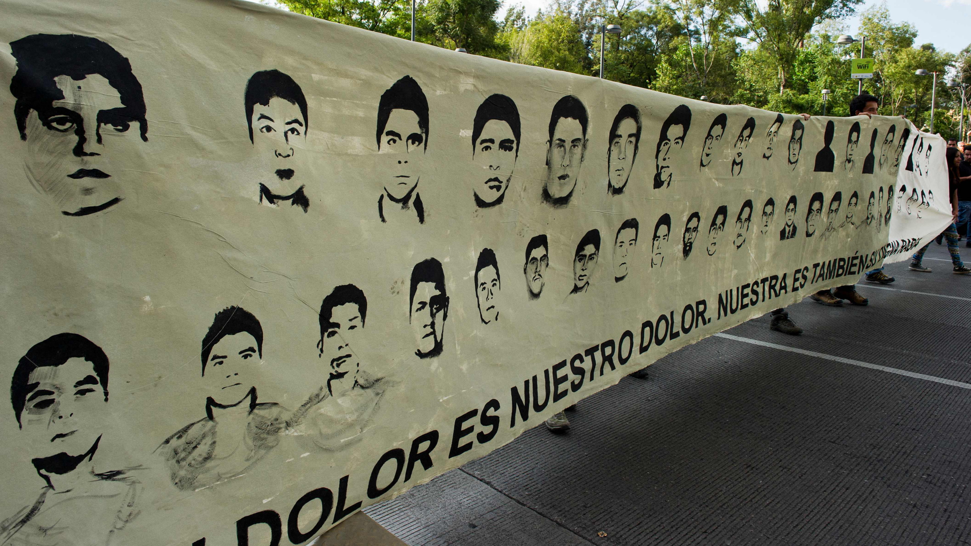 Ein Transparent zeigt die Porträts der 43 in Mexiko verschleppten Studenten. | AFP