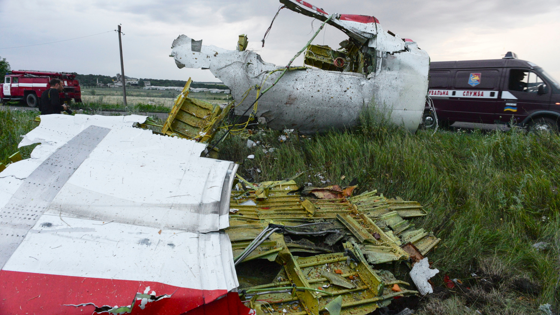 Das Wrack der Passagiermaschine der Malaysia Airlines, das über der Ukraine am 17. Juli 2014 abgestürzt ist. | ALYONA ZYKINA/EPA-EFE/REX