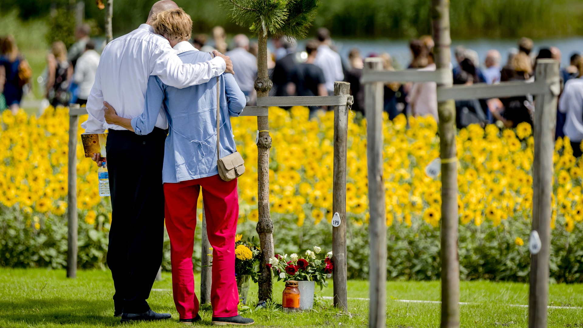 Trauernde Angehörige vor den auf dem Gelände des MH17-Mahnmals in den Niederlanden | AP