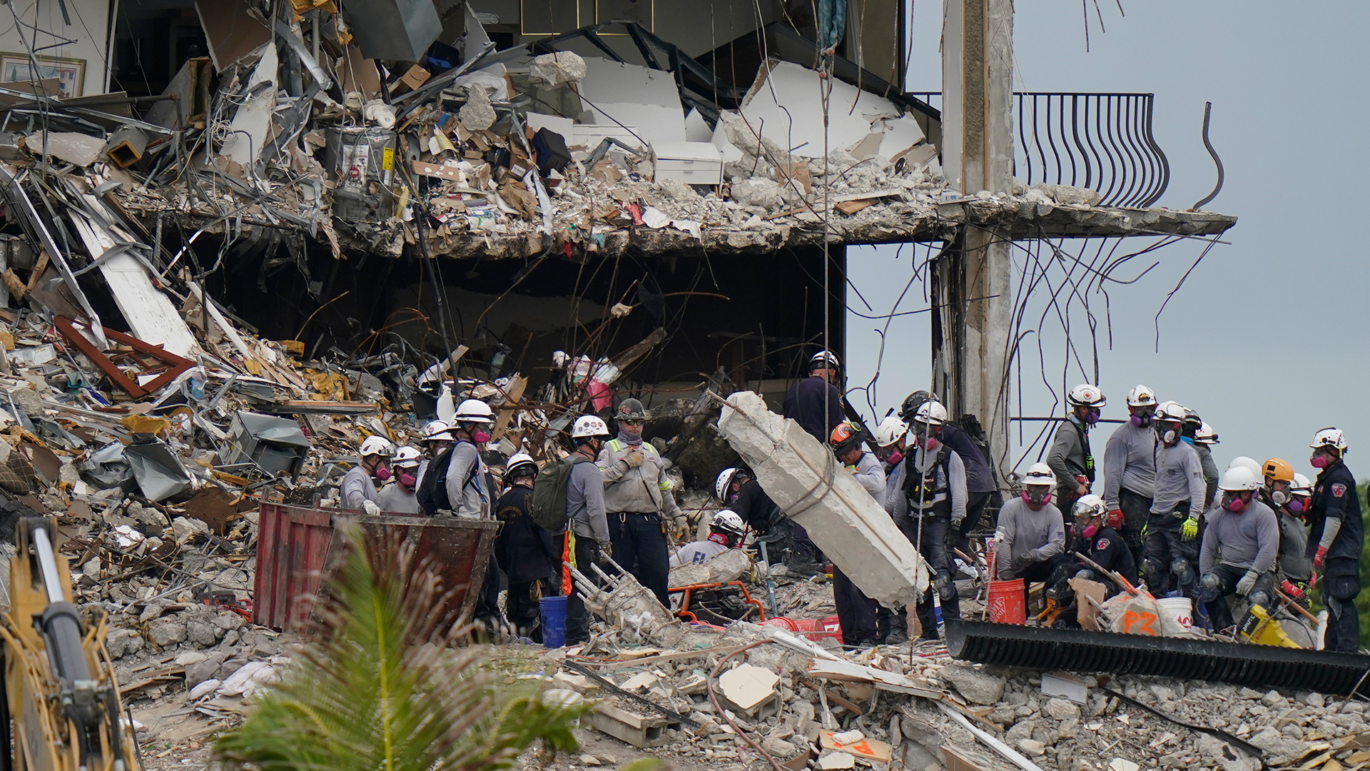 Such- und Rettungskräfte suchen nach Überlebenden in den Trümmern des in Miami eingestürzten des Wohnhauses | dpa