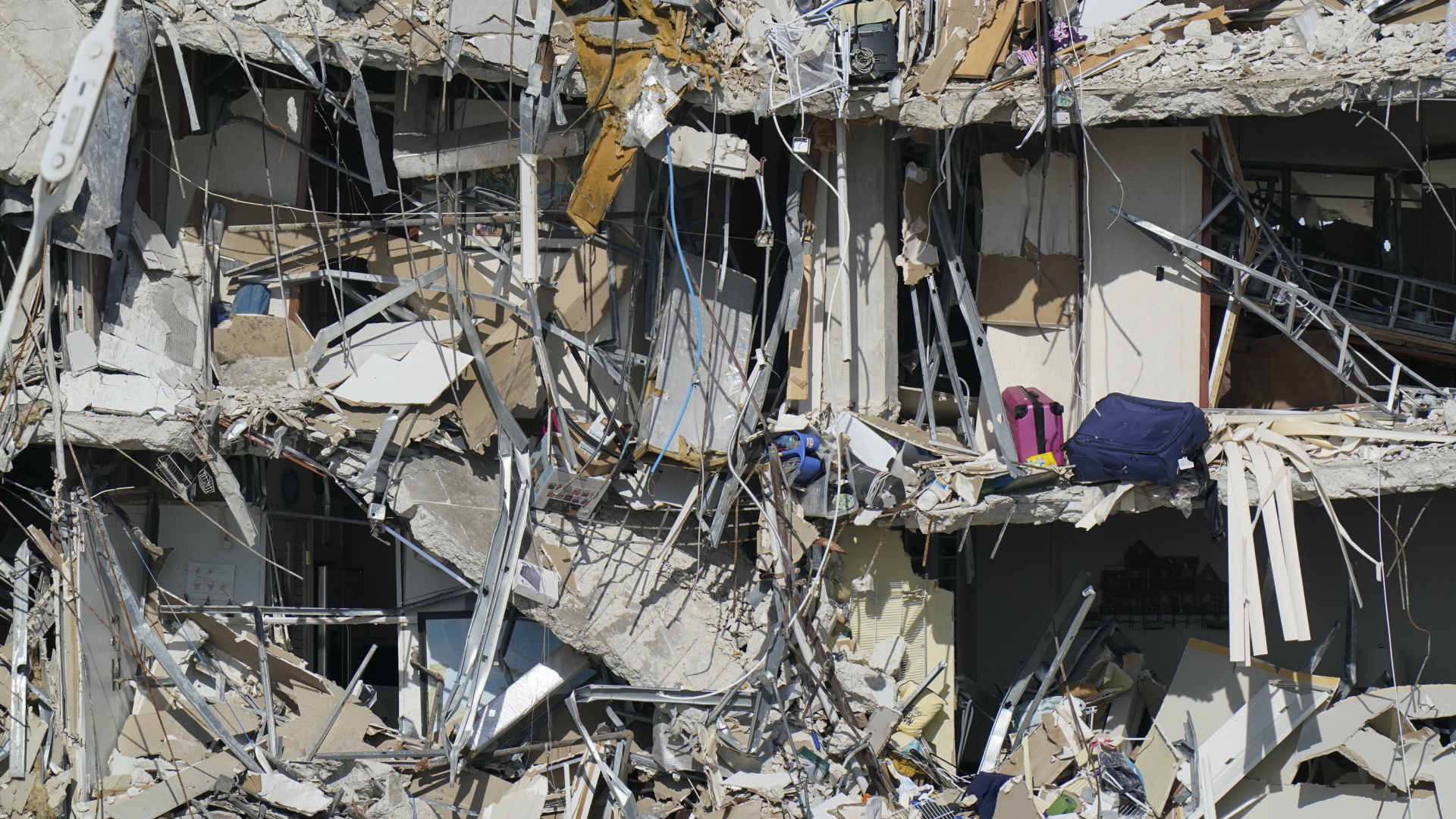 Überreste des eingestürzten Hochhauses in Miami mit persönlichen Gegenständen | AP