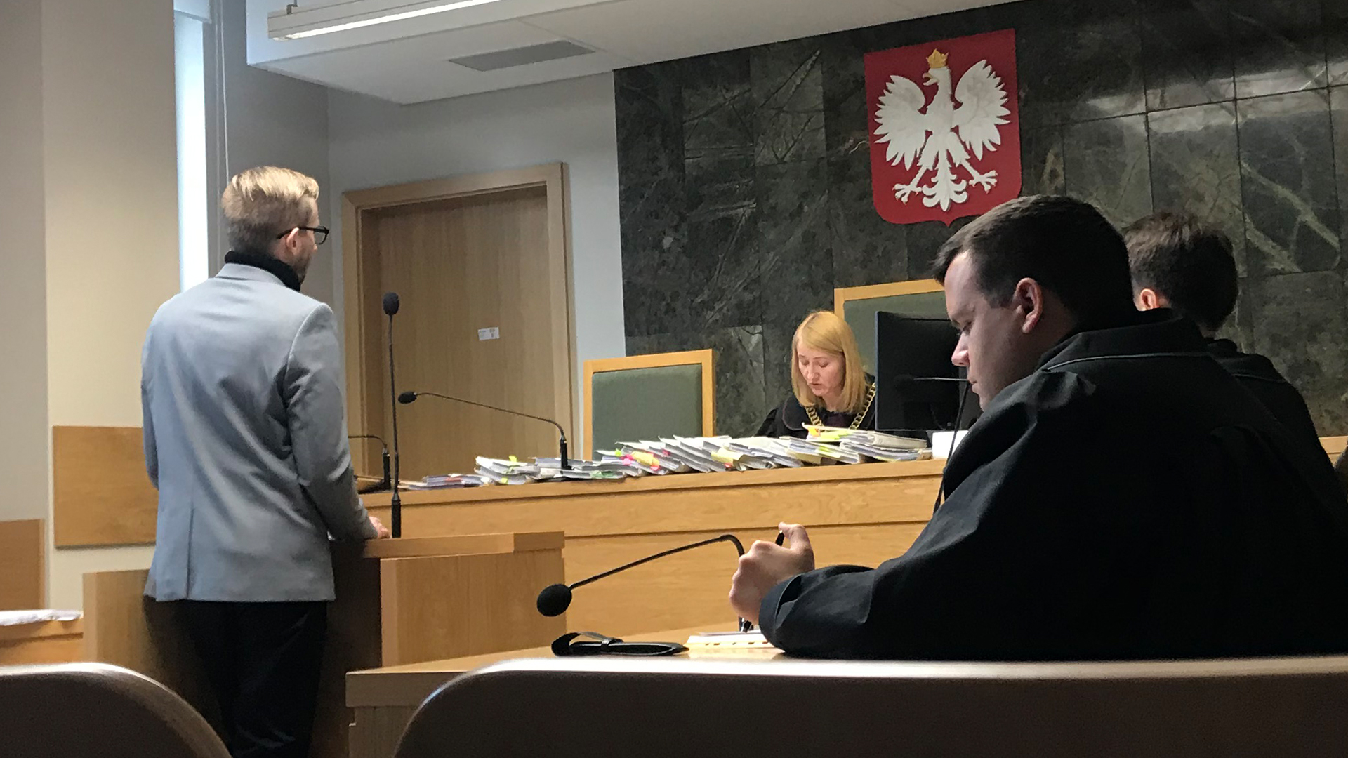 Michal P. (links) vor Gericht in Polen | rbb/ Kontraste