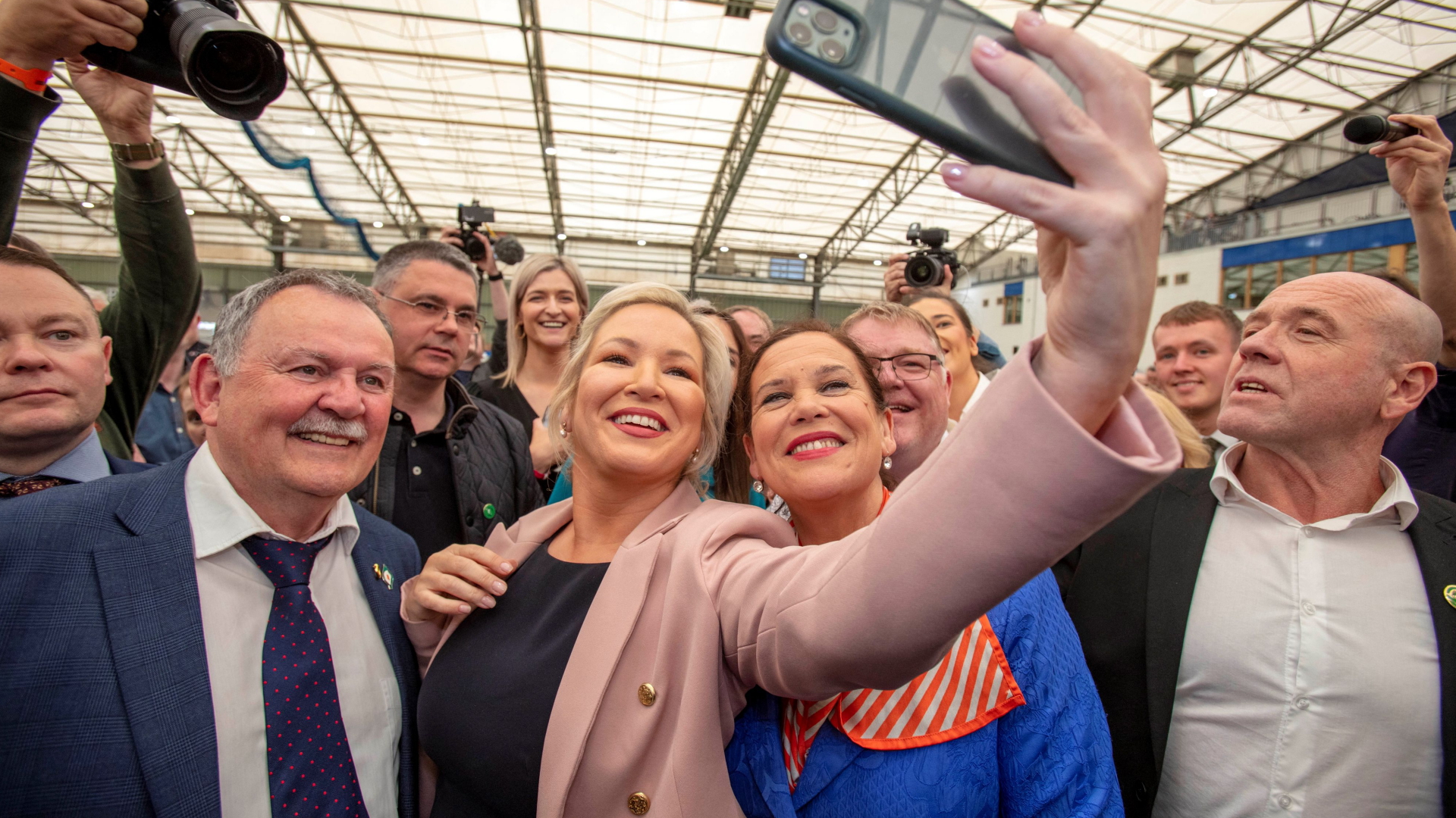 Michelle O'Neill macht ein Selfie mit Parteifreunden. | AFP