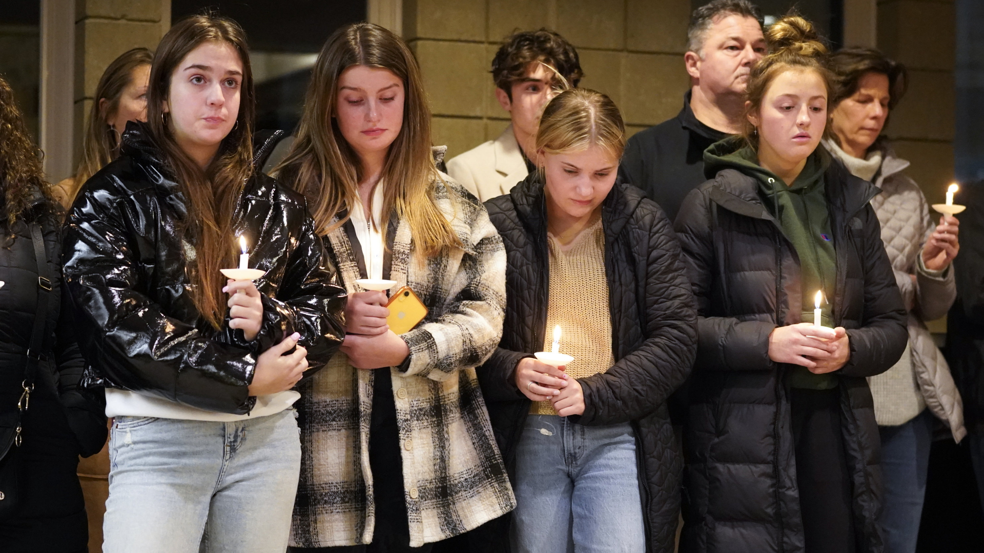 Schüler der Oxford High School in Michigan halten Kerzen in den Händen, nachdem ein 15-Jähriger drei Mitschüler erschossen hat. | AP