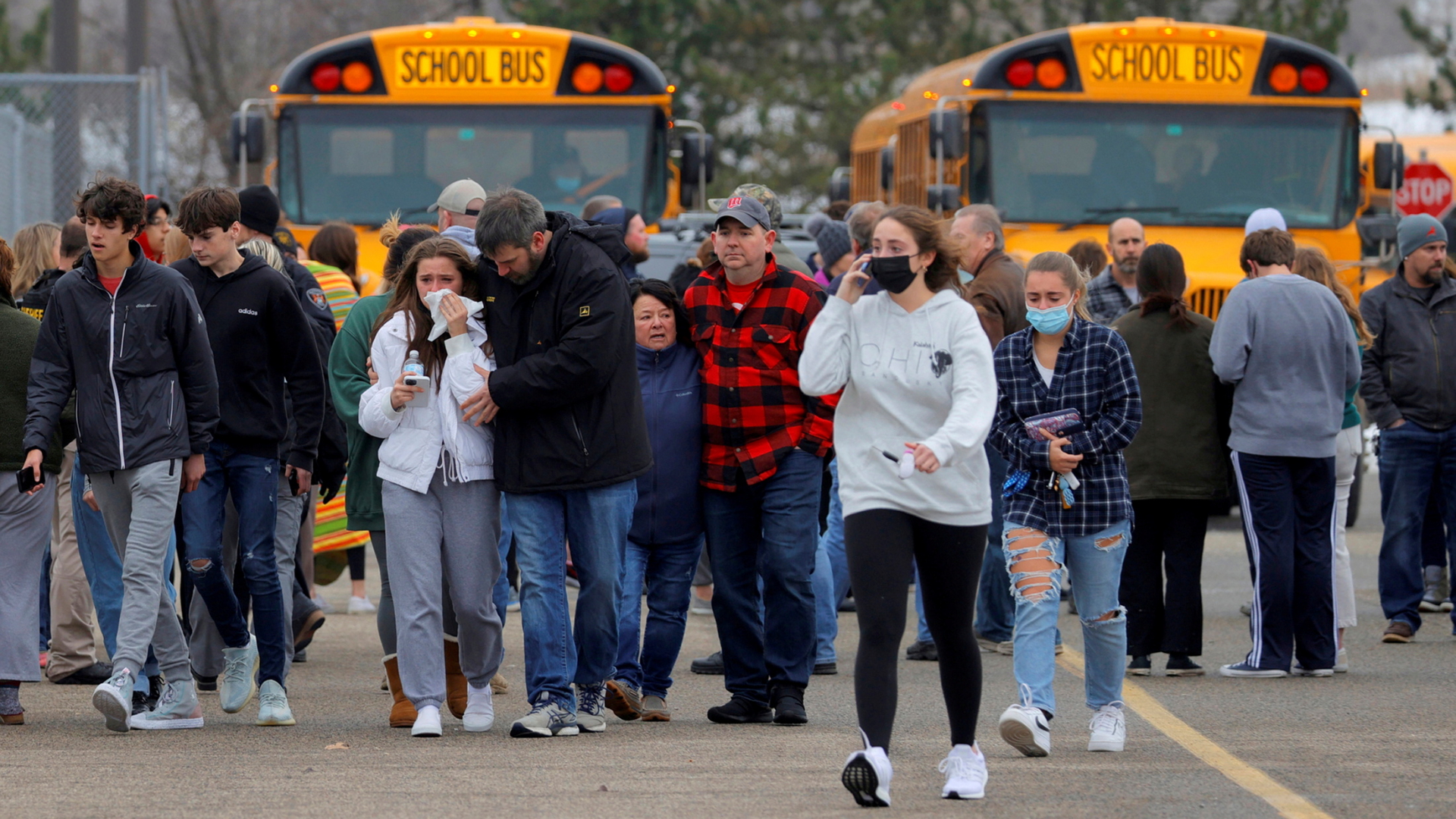 Schüler an einer Schule im US-Bundesstaat Michigan nach einer Schießerei. | via REUTERS