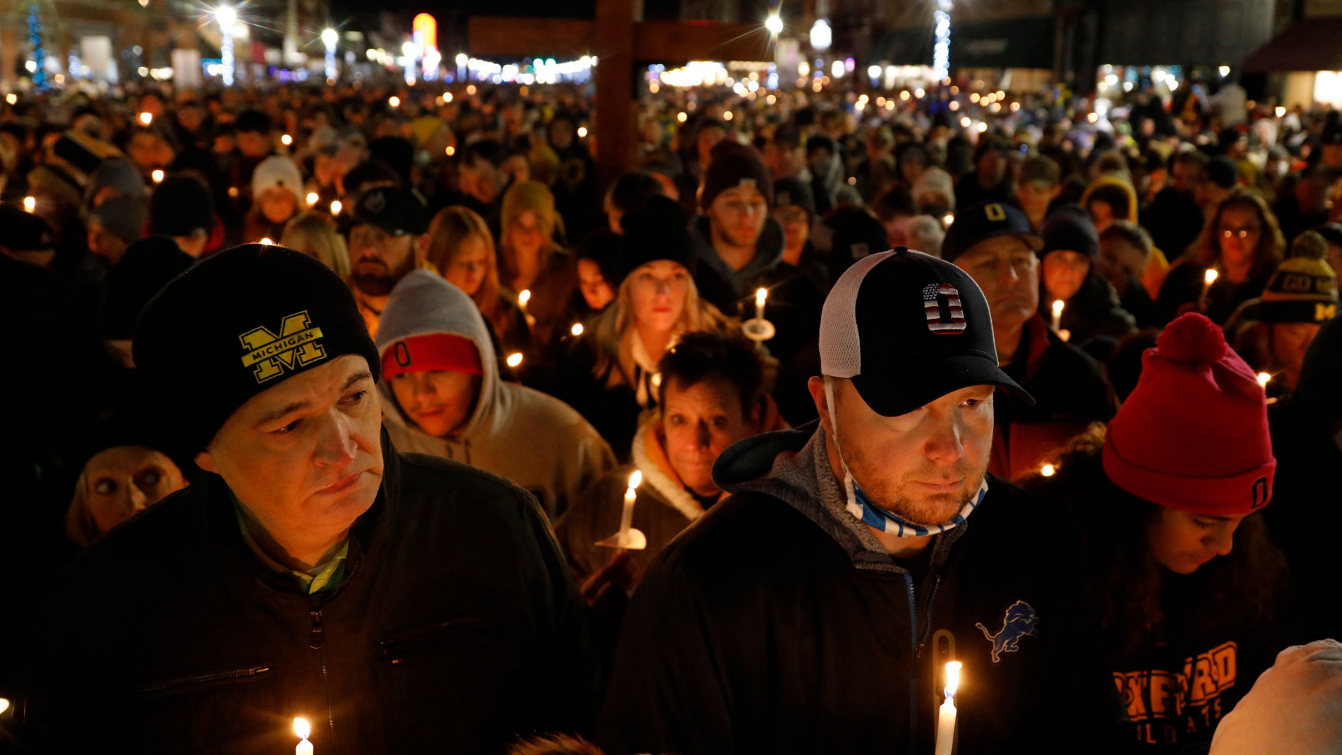 Menschen trauern zusammen nach einer Schießerei an einer Schule im US-Bundesstaat Michigan. | AFP