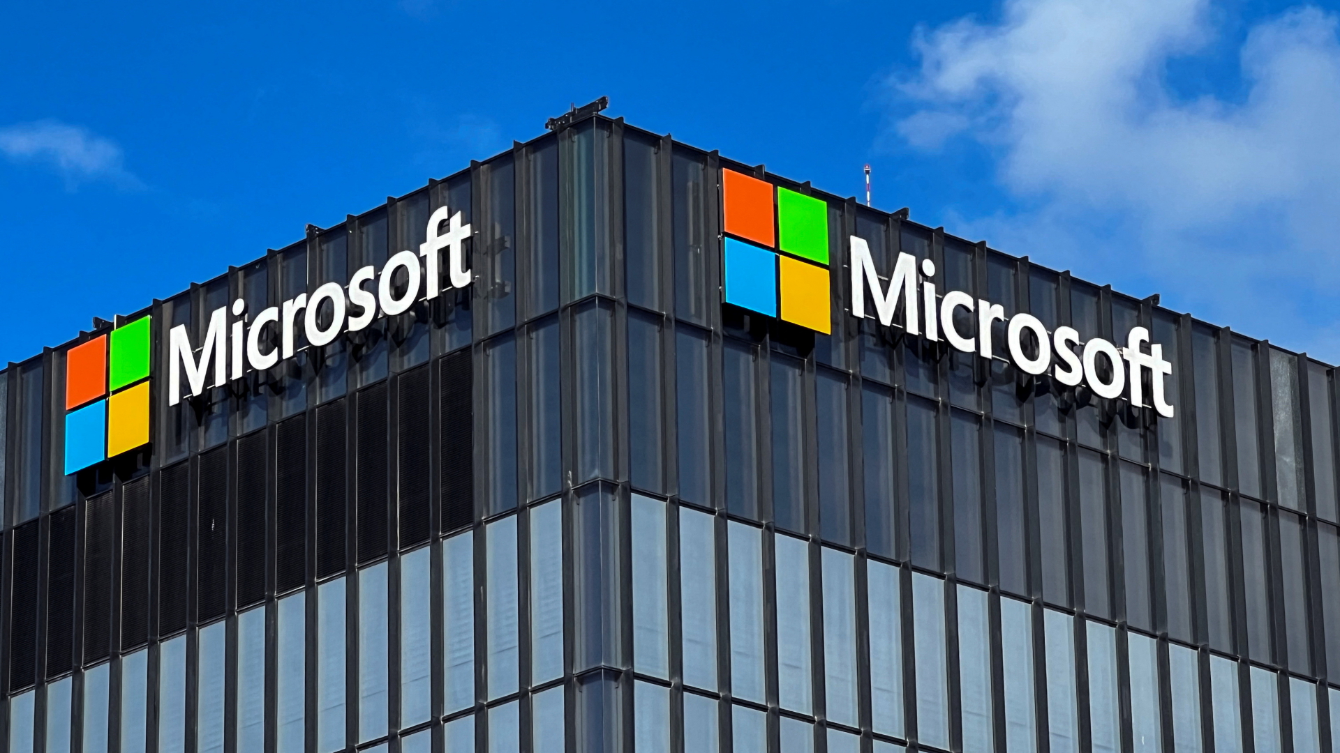 Logo des US-Konzerns Microsoft an einem seiner Bürogebäude in Israel | REUTERS