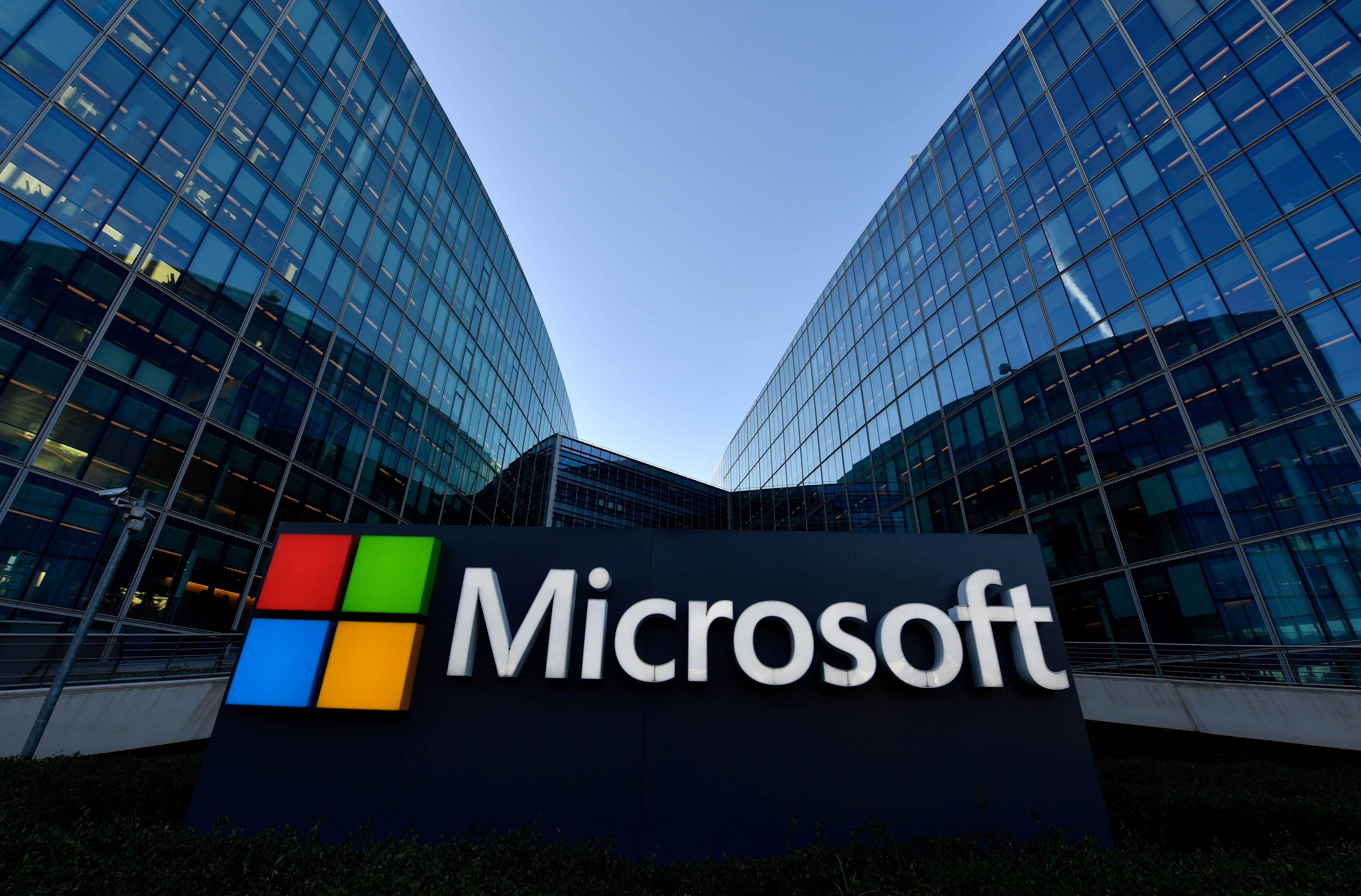 Microsoft-Konzernzentrale in Frankreich: Gebäude mit Glasfassade und Logo im Vordergrund 