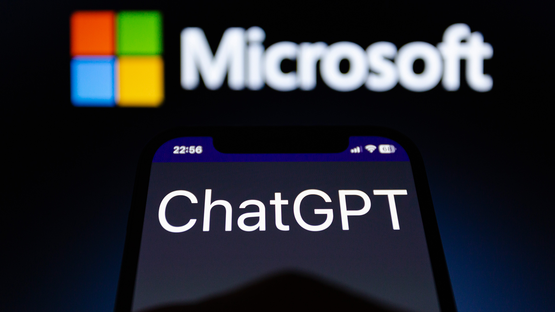 Webseite von ChatGPT, dargestellt auf einem Smartphone mit dem Microsoft-Logo im Hintergrund. | picture alliance / ZUMAPRESS.com