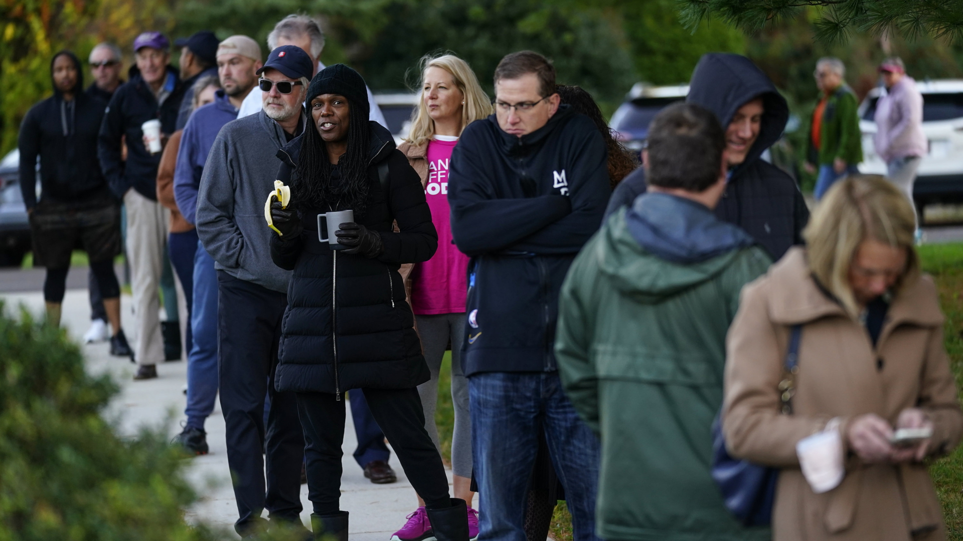 Menschen stehen vor einem Wahllokal in Rydal im US-Bundesstaat Pennsylvania Schlange | AP