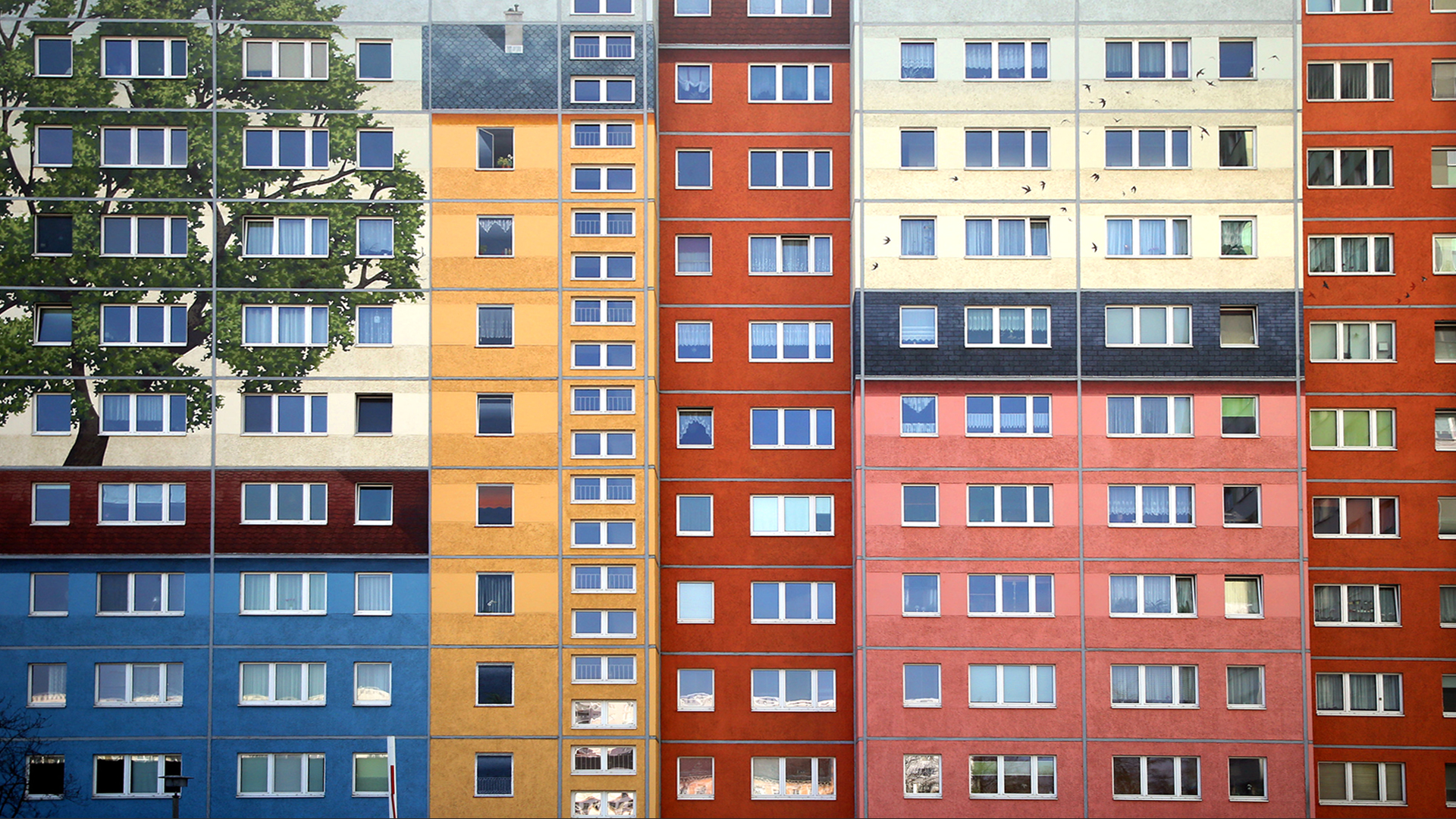 Farbig gestaltete Plattenbauten in Berlin | dpa