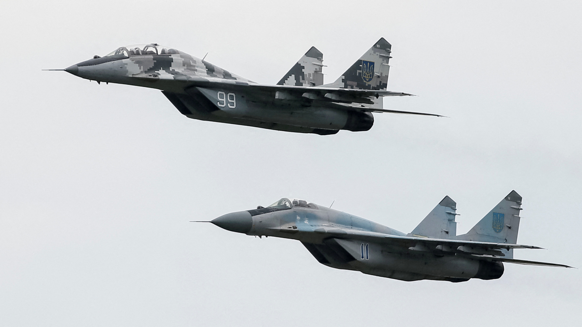 Zwei MiG-29-Kampfflugzeuge über der ukrainischen Militärbasis Wassylkiw. | REUTERS