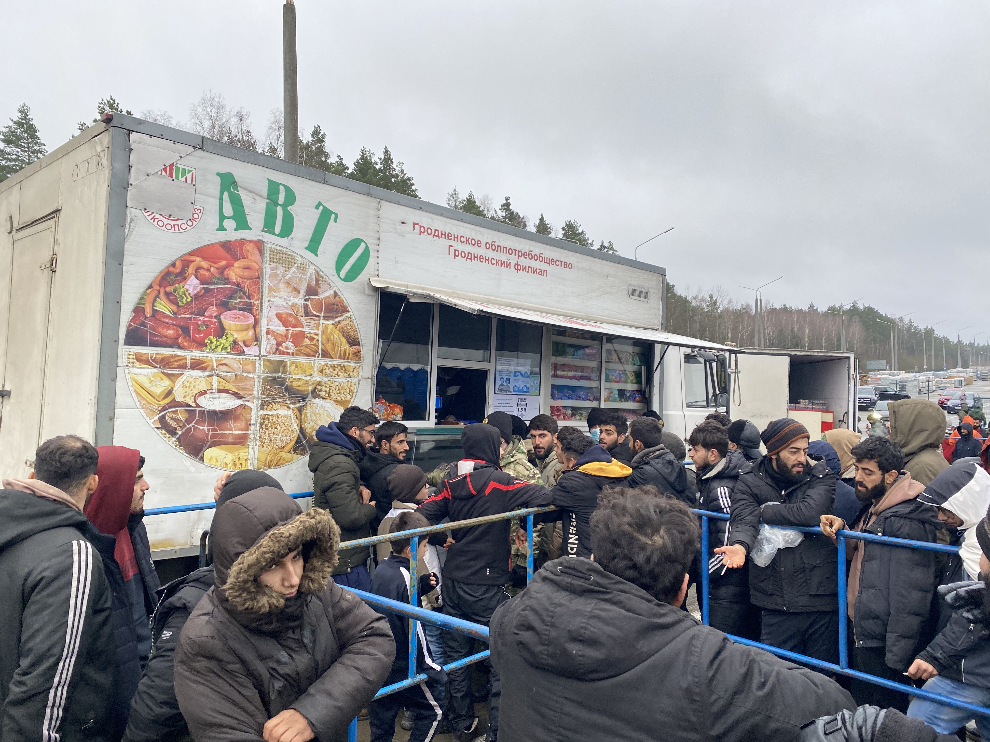 Im belarusischen Migrantenlager stehen Menschen an einem Foodtruck an (Quelle: Martha Wilczynski)