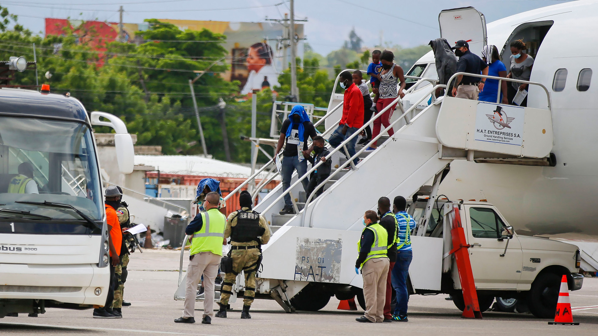 Haitianer, die aus den USA abgeschoben wurden, steigen am internationalen Flughafen in Port au Prince aus dem Flugzeug. | AP