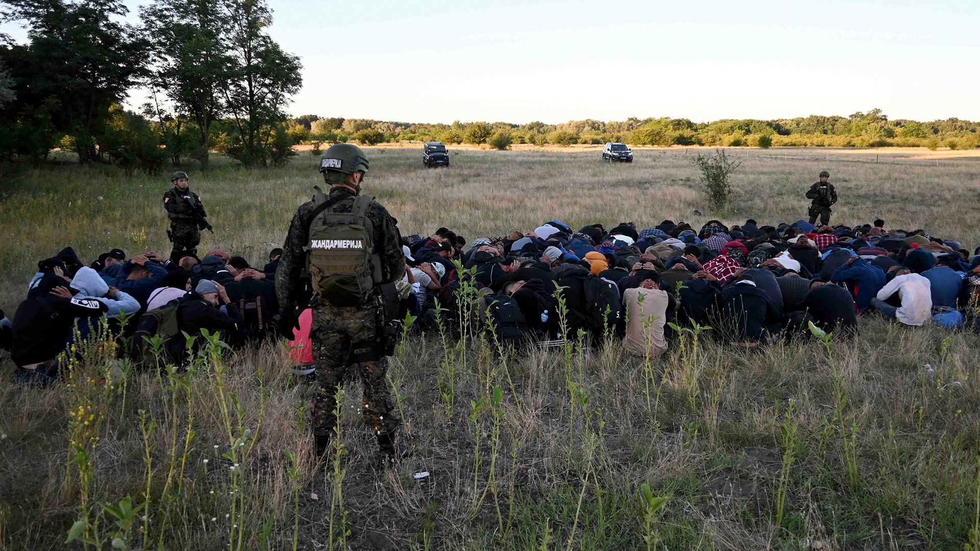 Serbische Gendarmeriebeamte bewachen Migranten in der Nähe der ungarischen Grenze | AP