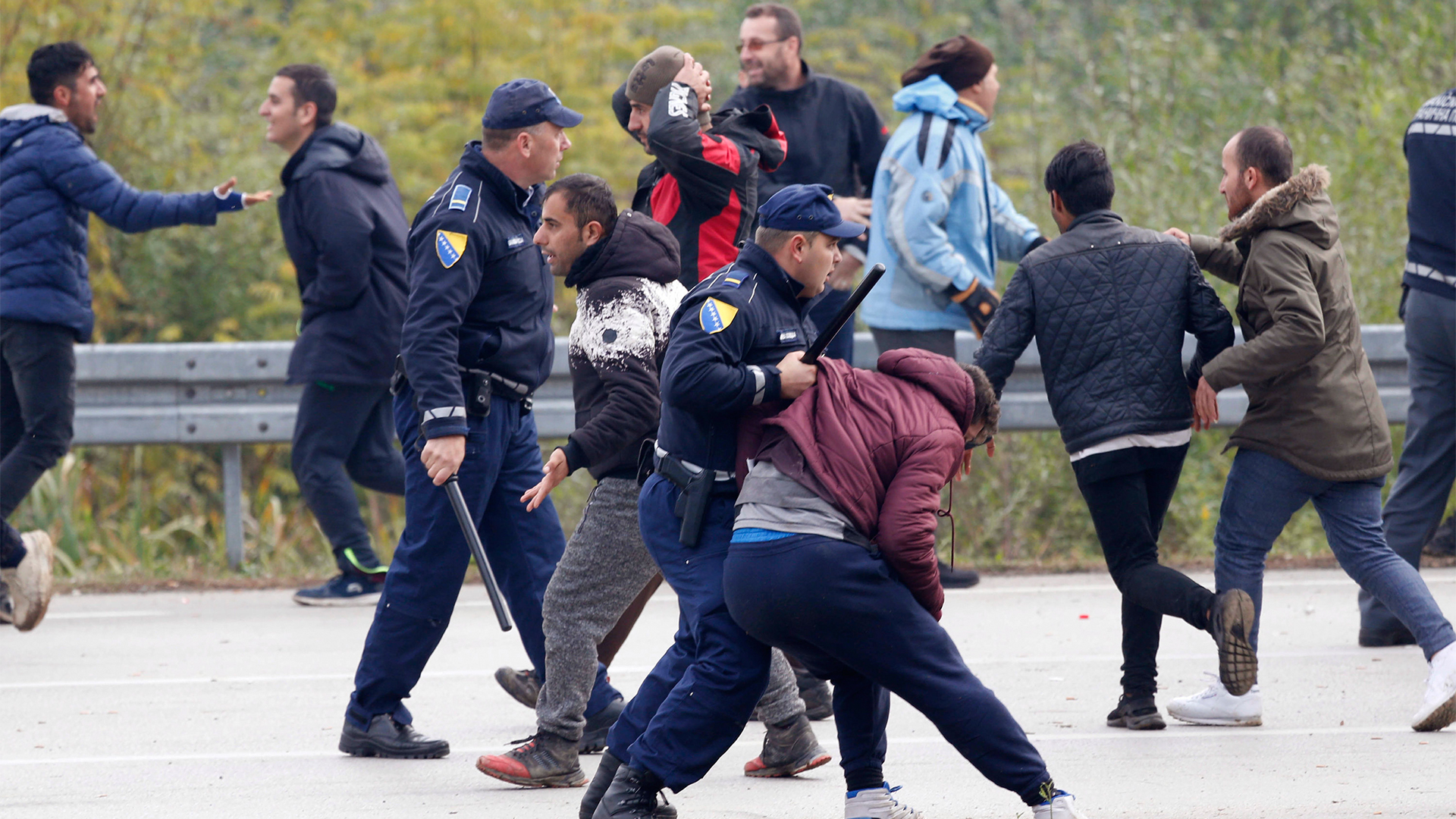 Migranten geraten mit Polizisten an der Grenze nach Kroatien aneinander. | Bildquelle: dpa