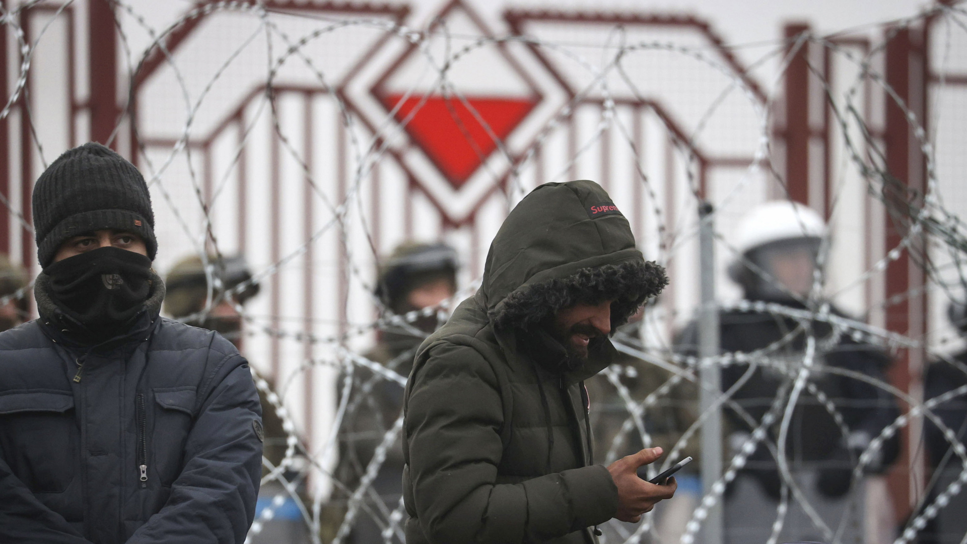 Menschen an belarusischer Grenze: „Mit Gewalt Richtung Polen geschubst“