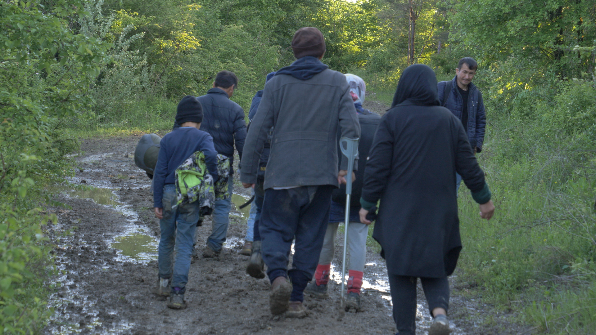 Migranten gehen über die grüne Grenze zwischen Kroatien nach Bosnien-Herzegowina. | ARD-Studio Wien