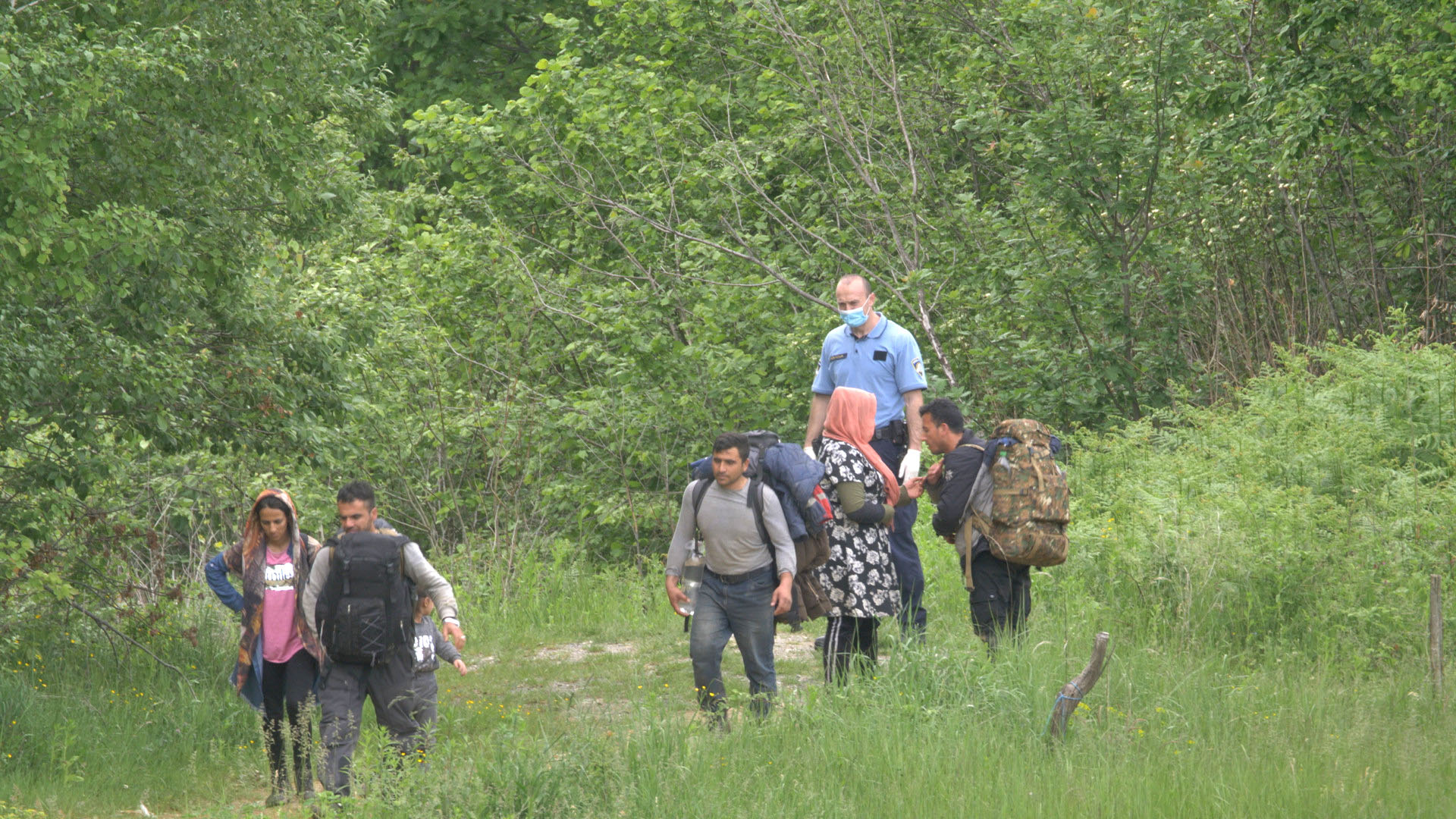 Die kroatische Polizei bringt Migrant*innen über die grüne Grenze zurück nach Bosnien.