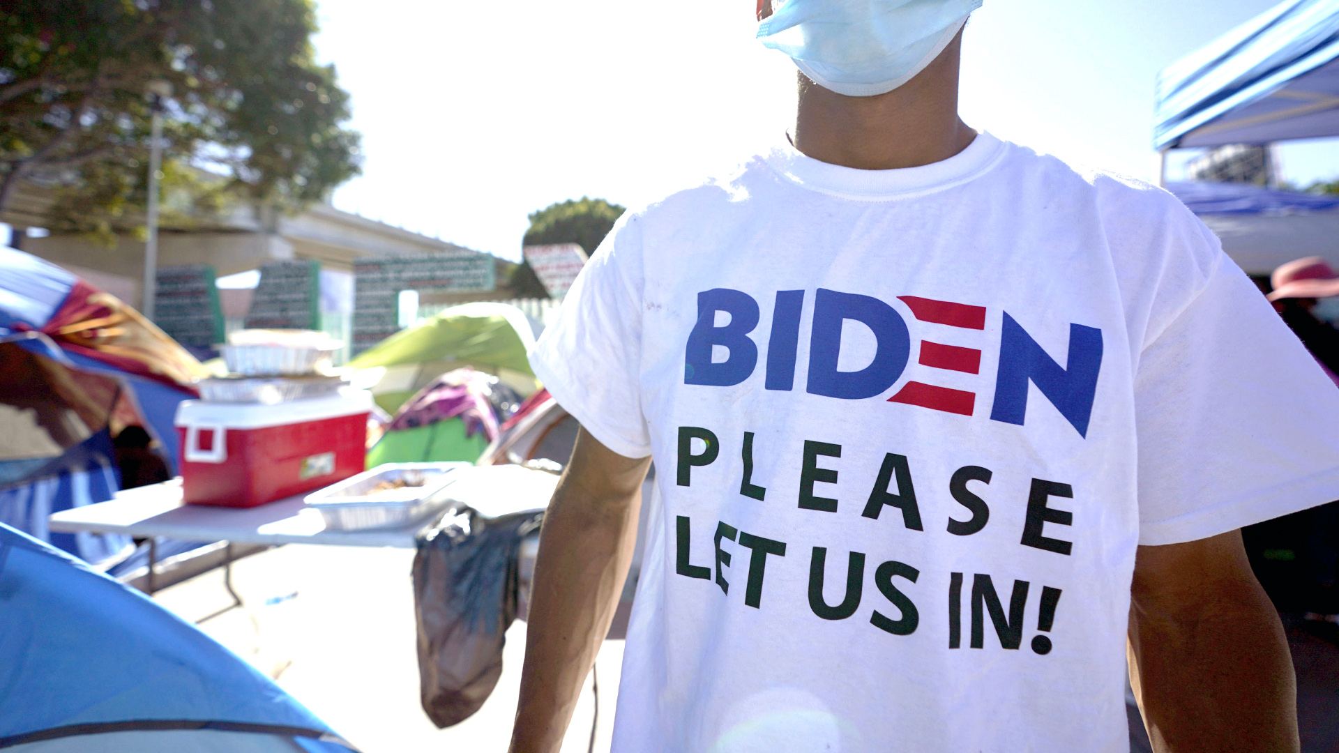 "Biden, bitte lass uns rein!", steht auf einem T-Shirt, das ein Migrant aus Honduras trägt. | AP