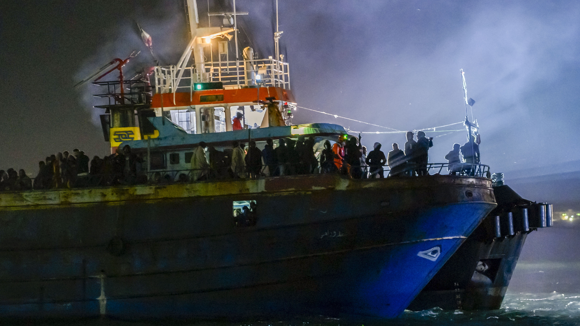 Ein Fischerboot mit etwa 500 Migranten läuft in den süditalienischen Hafen von Crotone ein.  | dpa