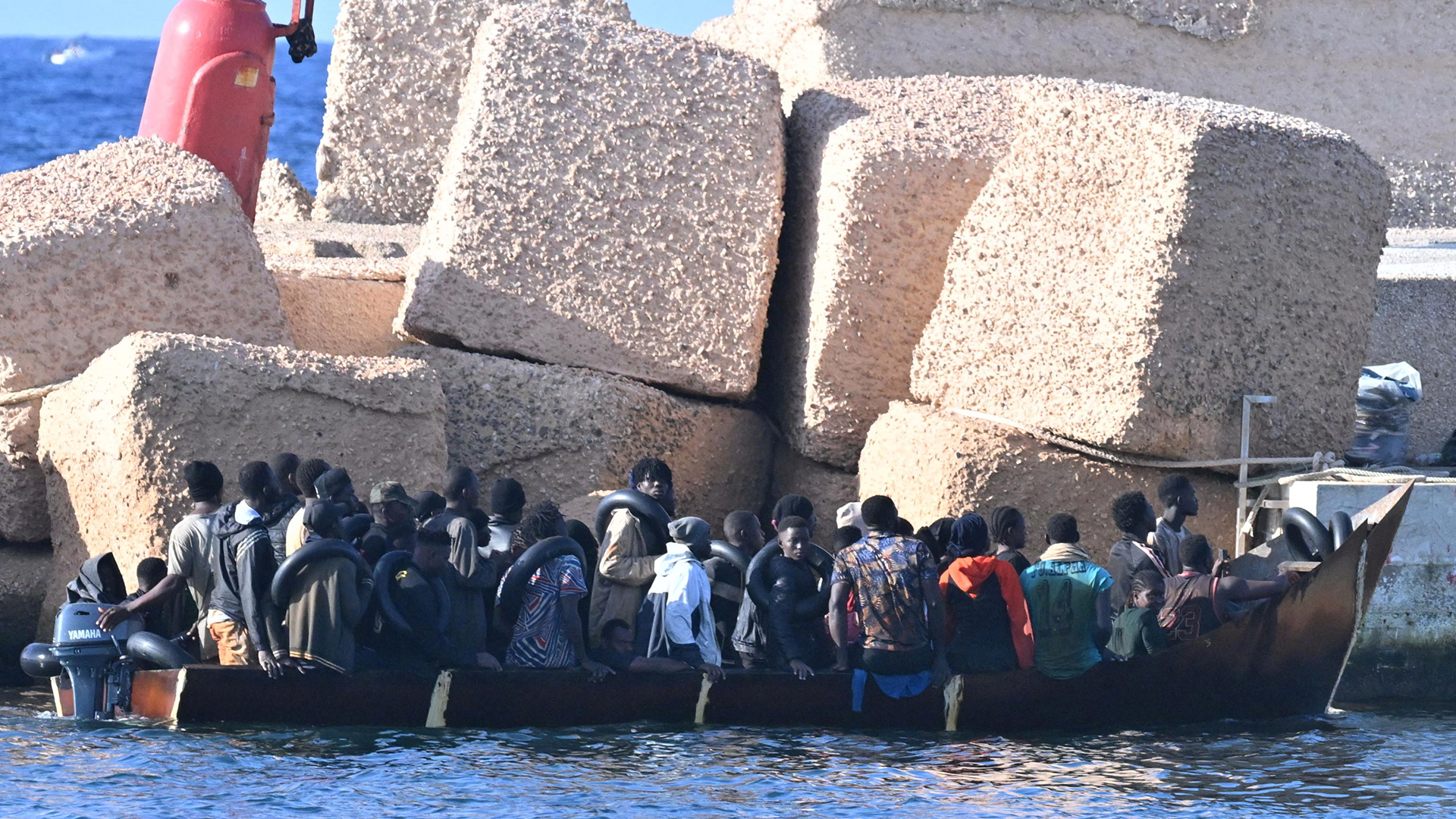 Ein Boot mit Migranten kommt auf der Insel Lampedusa an.