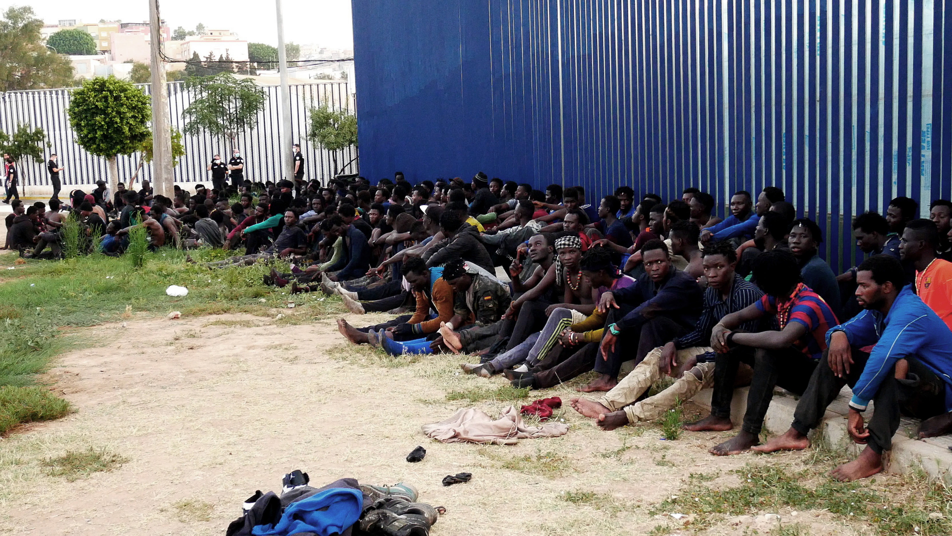 Migranten warten in Melilla, einer spanischen Enklave in Nordafrika, auf ihre Aufnahme im spanischen temporären Migrantenheim, nachdem es ihnen gelungen ist, Spanien zu erreichen | EPA