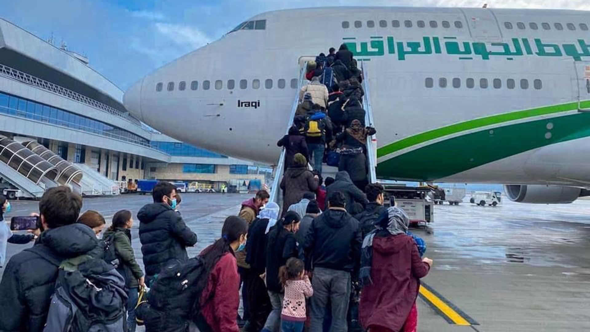 Irakische Migranten steigen auf dem Flughafen von Minsk, Belarus, in ein Flugzeug. | Reuters