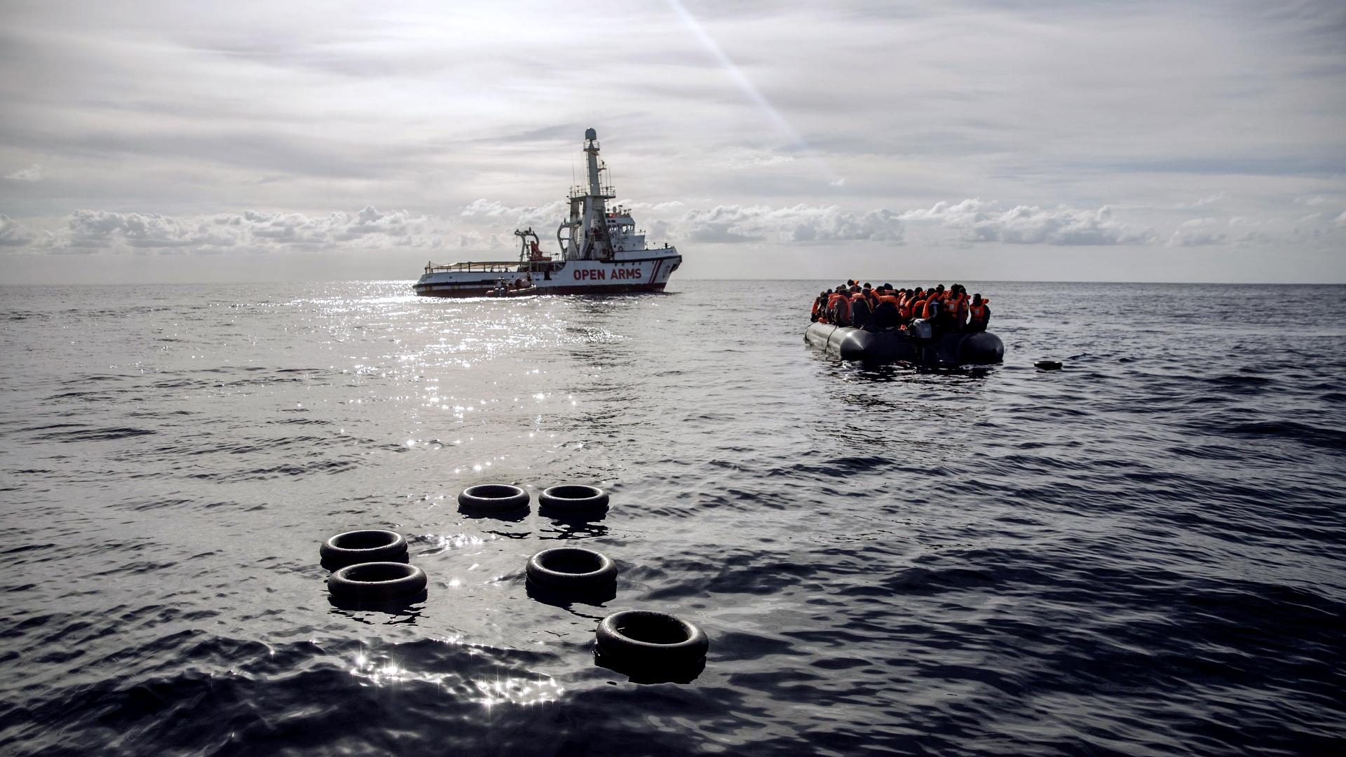 Migranten sitzen in einem Schlauchboot.