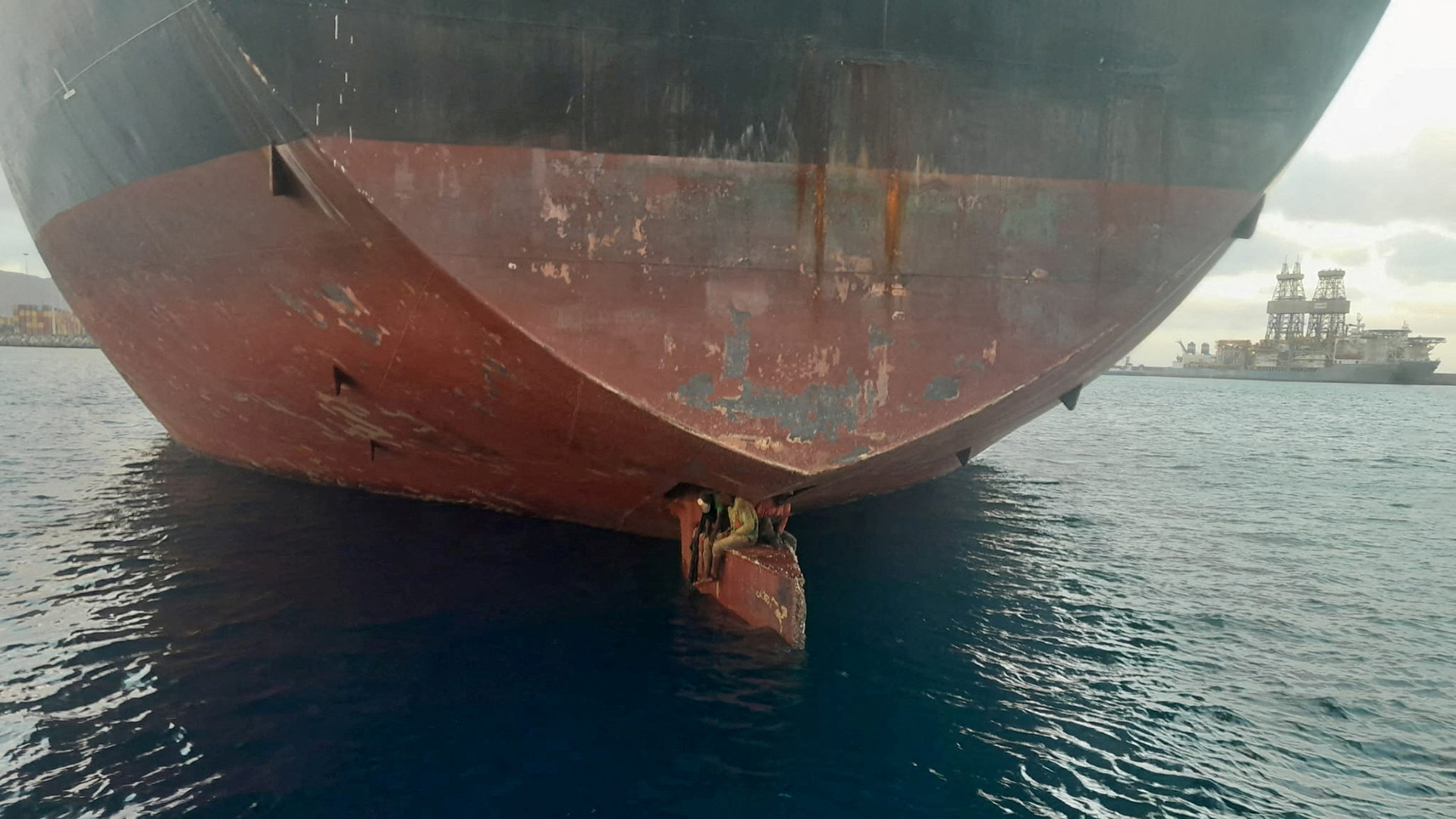 Migranten sind auf dem Ruderblatt des Tankers "Althini II" zu sehen.