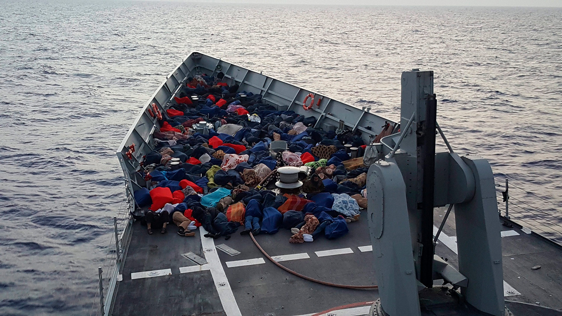 Migranten, die von der spanischen Fregatte "Reina Sofia" (Königin Sofia) auf See vor der italienischen Küsten gerettet wurden, während der Operation "Sophia", einer Mission der Marine der Europäischen Union | dpa
