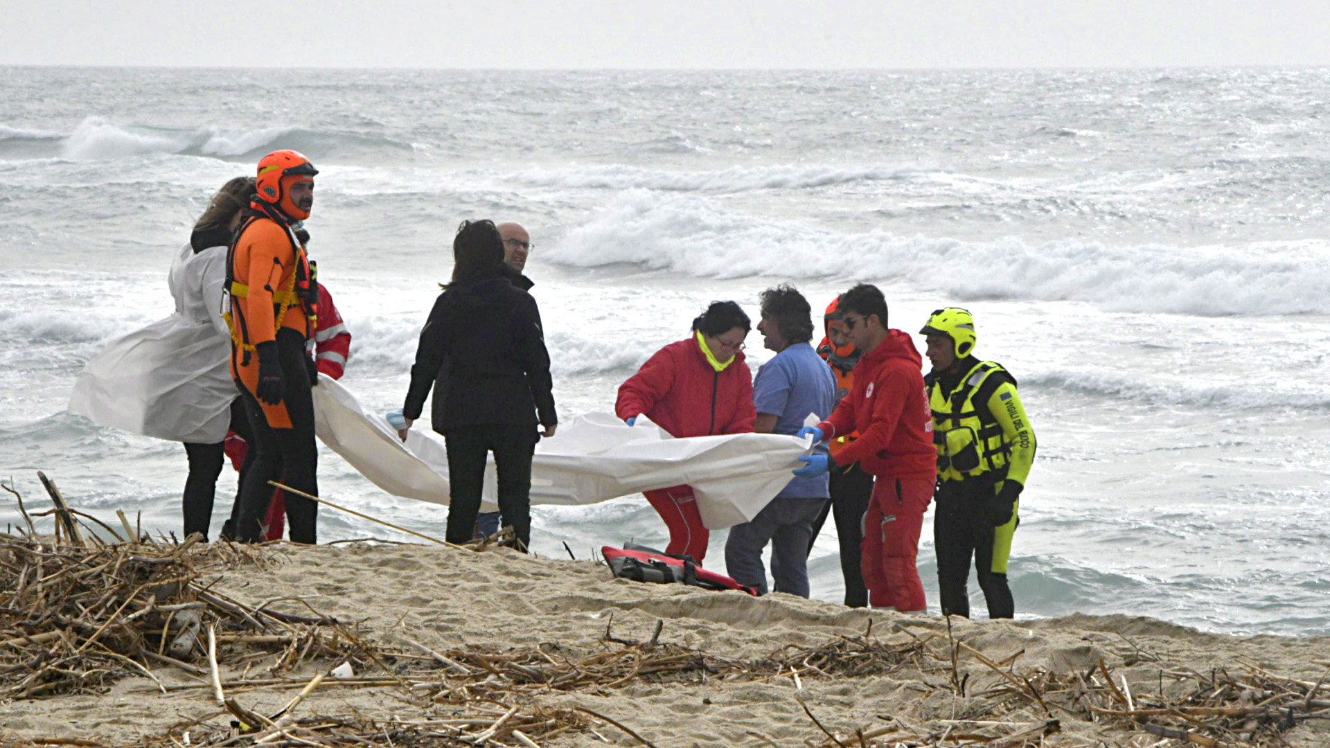 Rettungskräfte bergen am Strand nahe Crotone Opfer eines Bootsunglücks | EPA