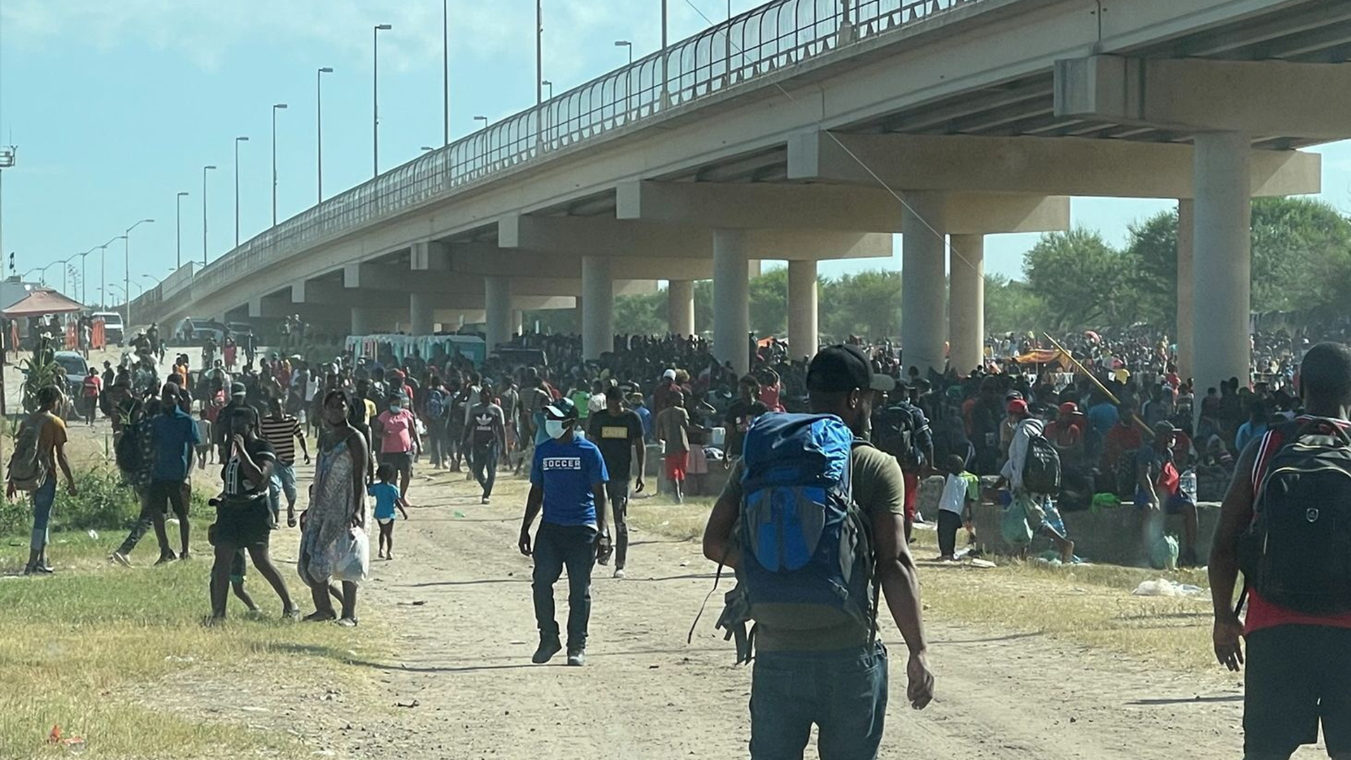 Zahlreiche Migranten sind an der einer Brücke zwischen Mexiko und den USA in Del Rio (Texas) zu sehen. | via REUTERS