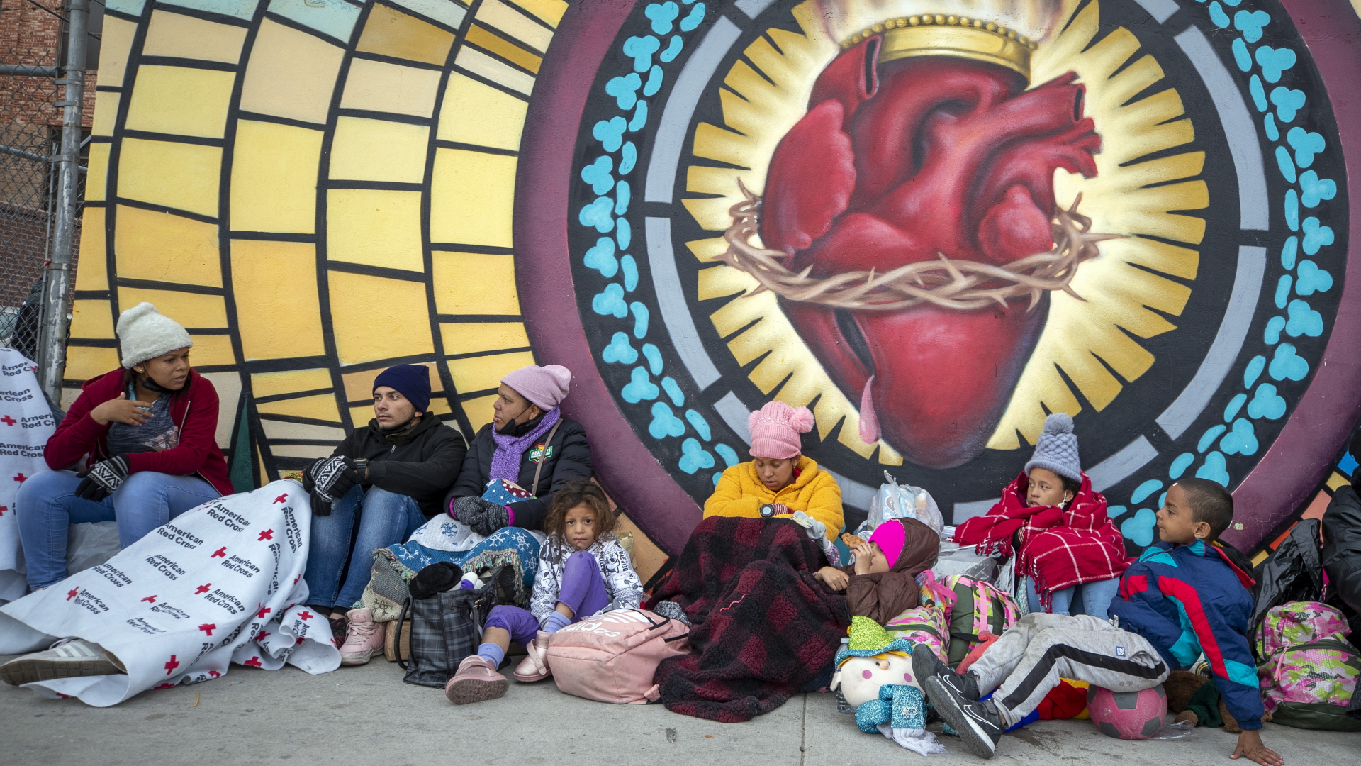 Migranten versuchen, sich warm zu halten, während sie vor der Sacred Heart Kirche im texanischen El Paso kampieren.  | dpa