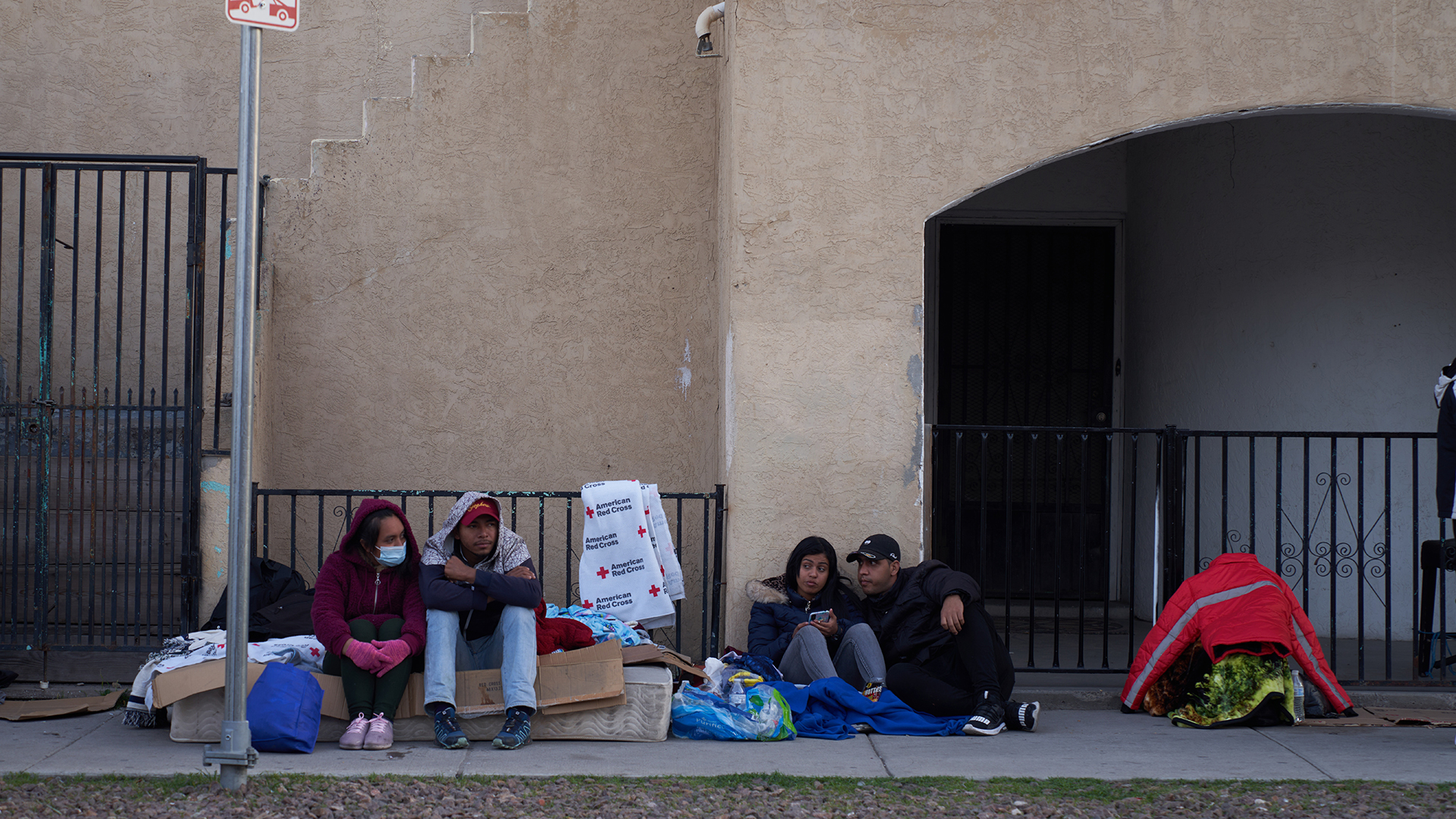 Migranten sitzen auf einer Straße in El Paso (Texas, USA). | EPA