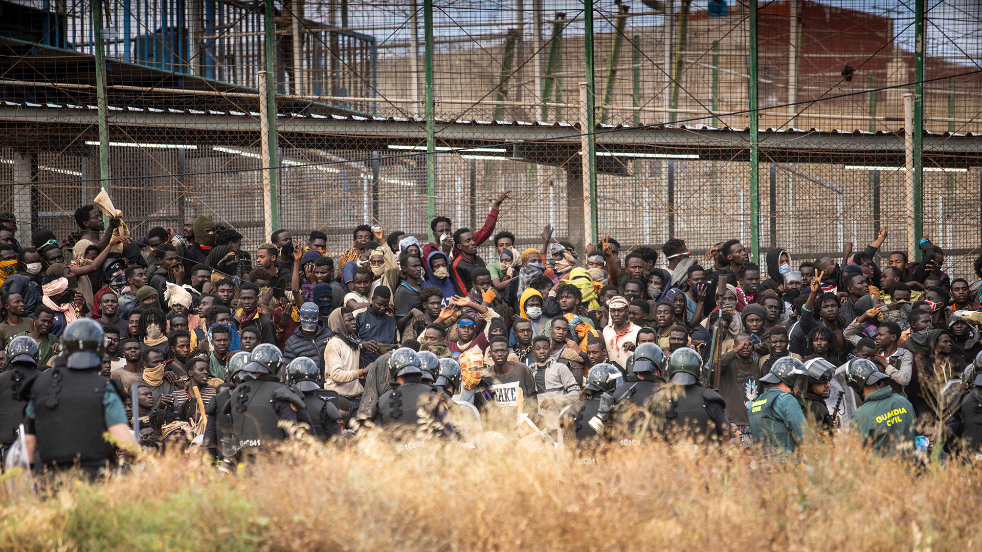 Migranten kommen auf spanischem Boden an, nachdem sie die Zäune zwischen der spanischen Exklave Melilla und Marokko überquert haben. | dpa