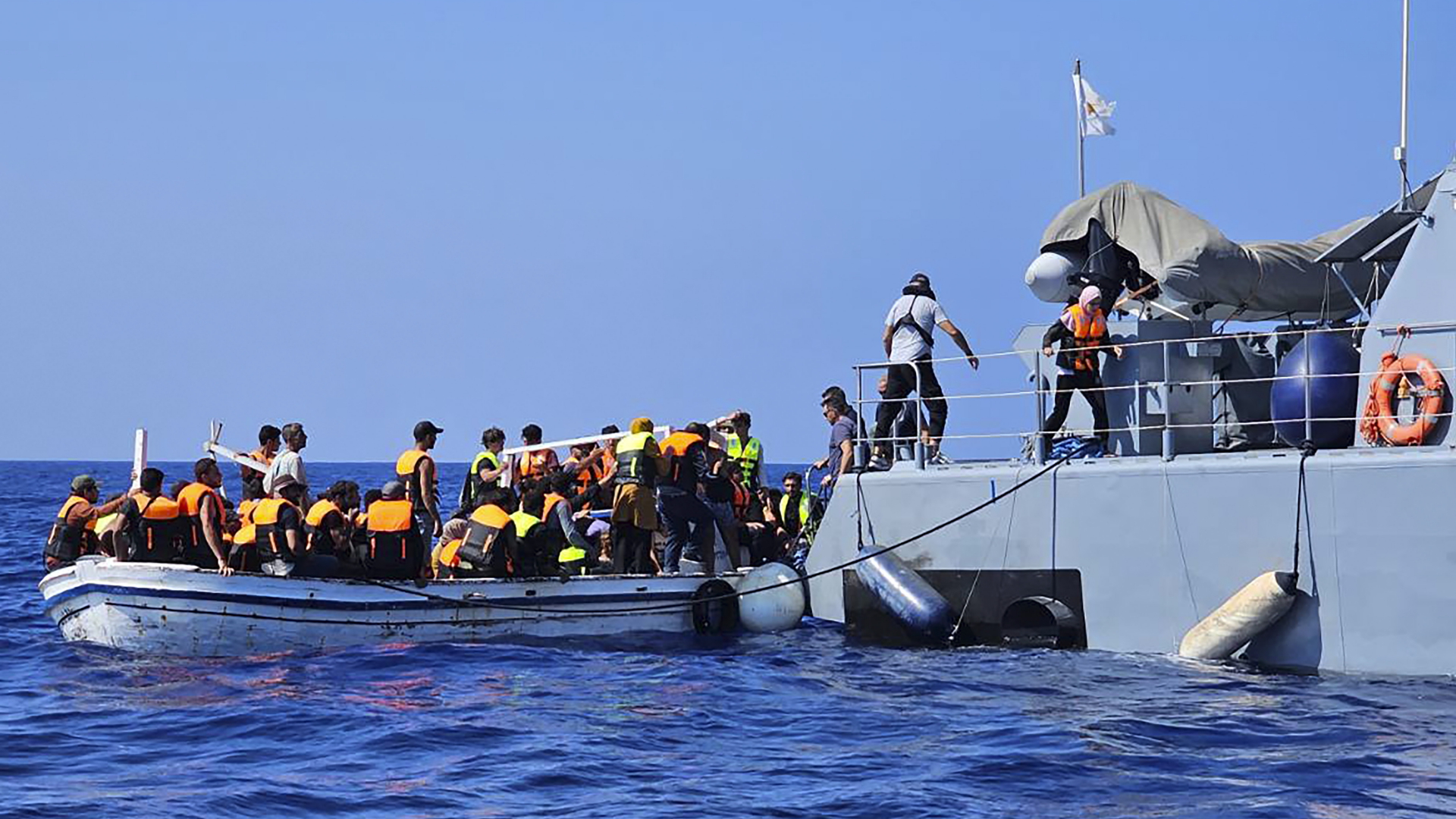 Dieses vom Joint Rescue Coordination Center Zypern zur Verfügung gestellte Bild zeigt ein zypriotisches Rettungsteam, das in der Nähe des östlichen Küstenortes Protaras Migranten aus einem Boot im Meer hilft.