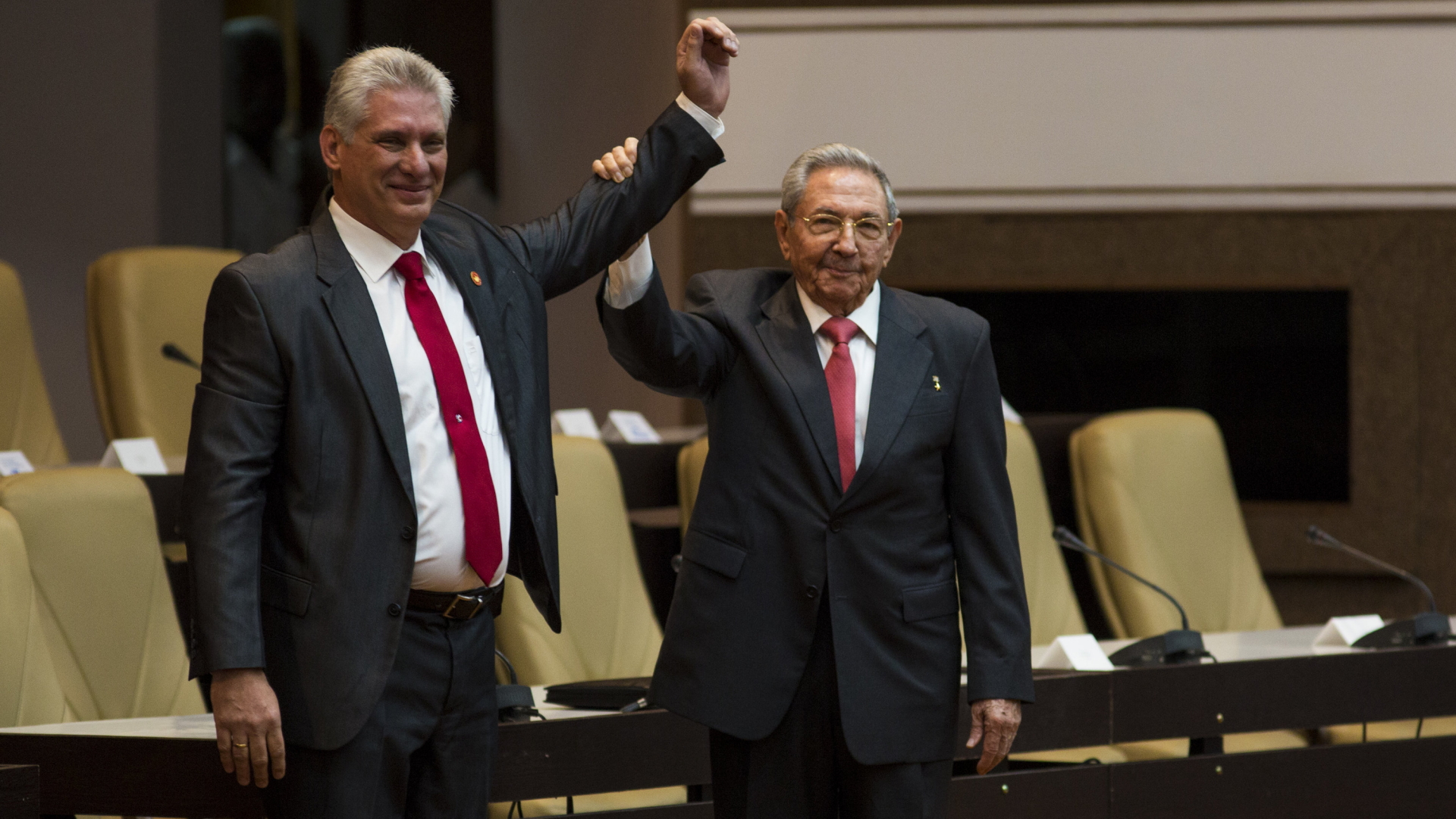 Raúl Castro (rechts im Bild), Ex-Präsident von Kuba und sein Nachfolger Miguel Díaz-Canel (links) nach der Wahl. | dpa