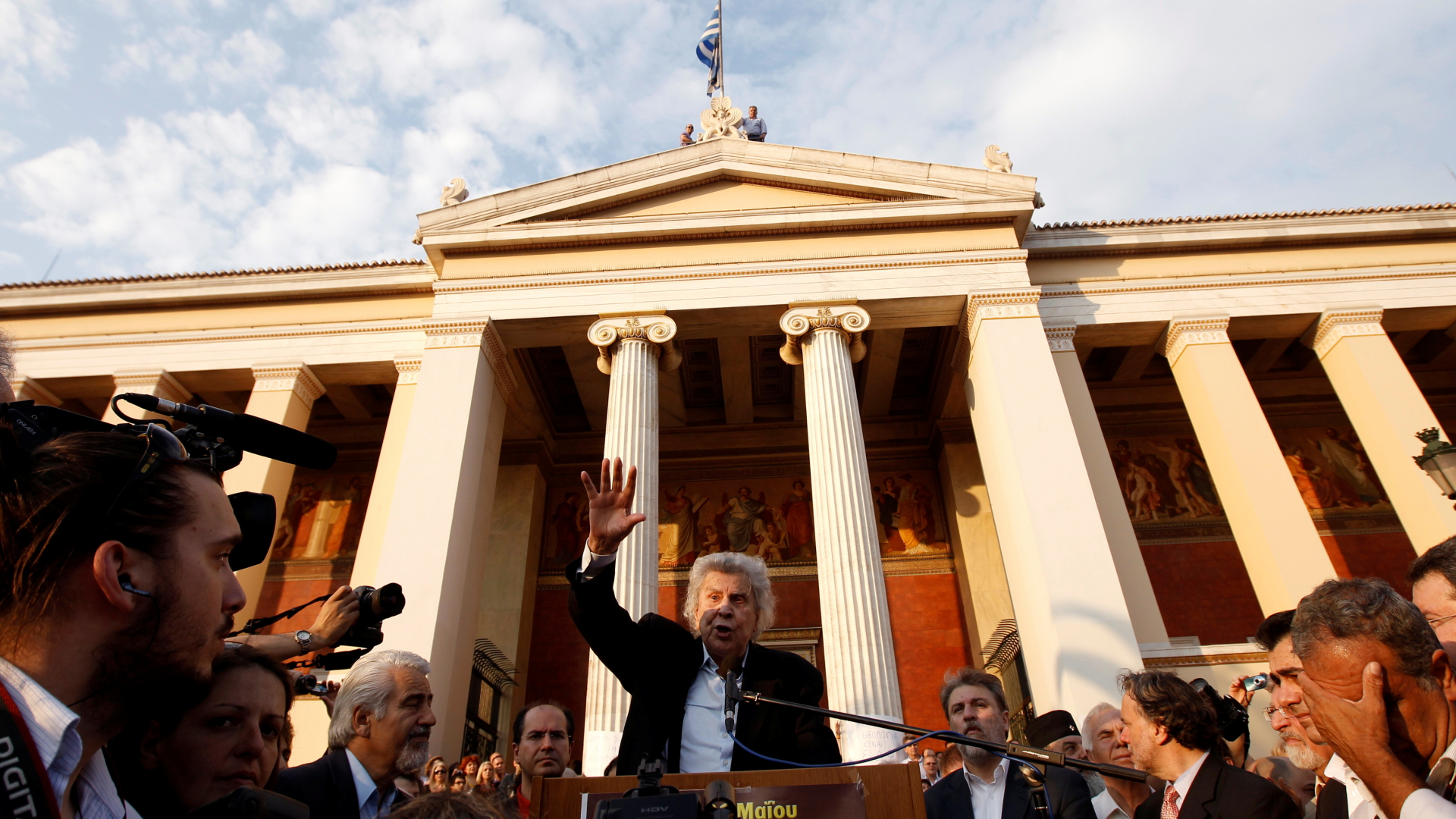 Mikis Theodorakis spricht am 21. Mai 2011 bei einer Protestkundgebung gegen eines neues Sparpaket der Regierung vor der Uni in Athen. | REUTERS