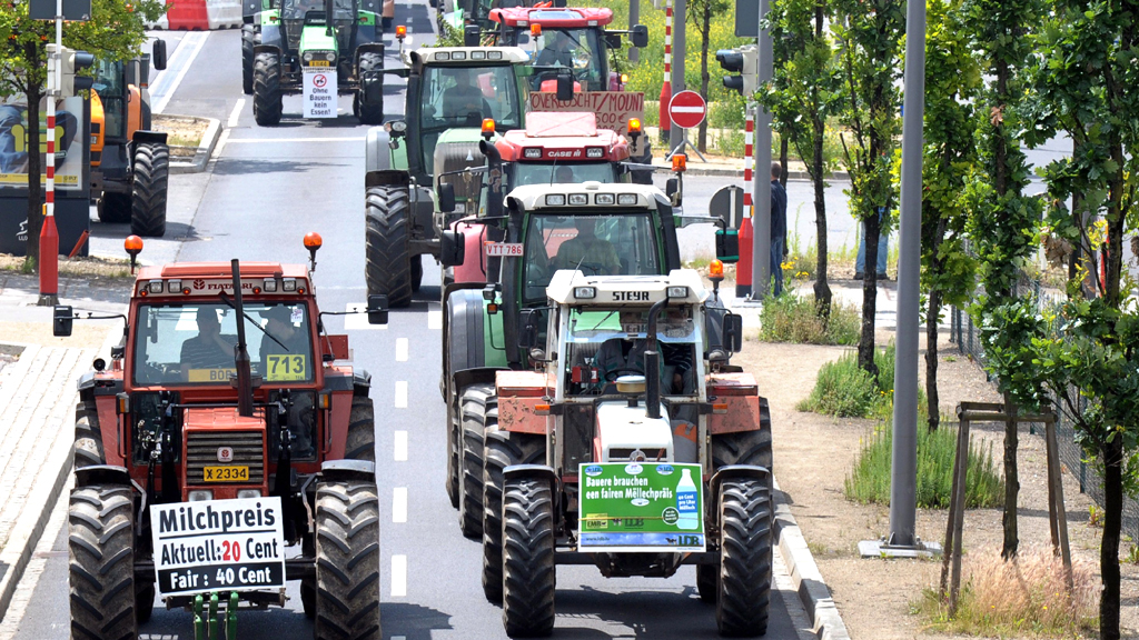 Milchbauern protestieren mit Traktoren