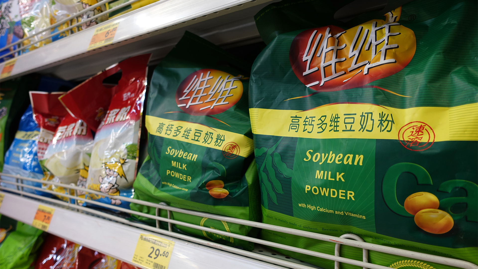 Milchpulver aus Soja wird in Shanghai (China) in einem Supermarkt zum Verkauf angeboten | picture alliance / ZB