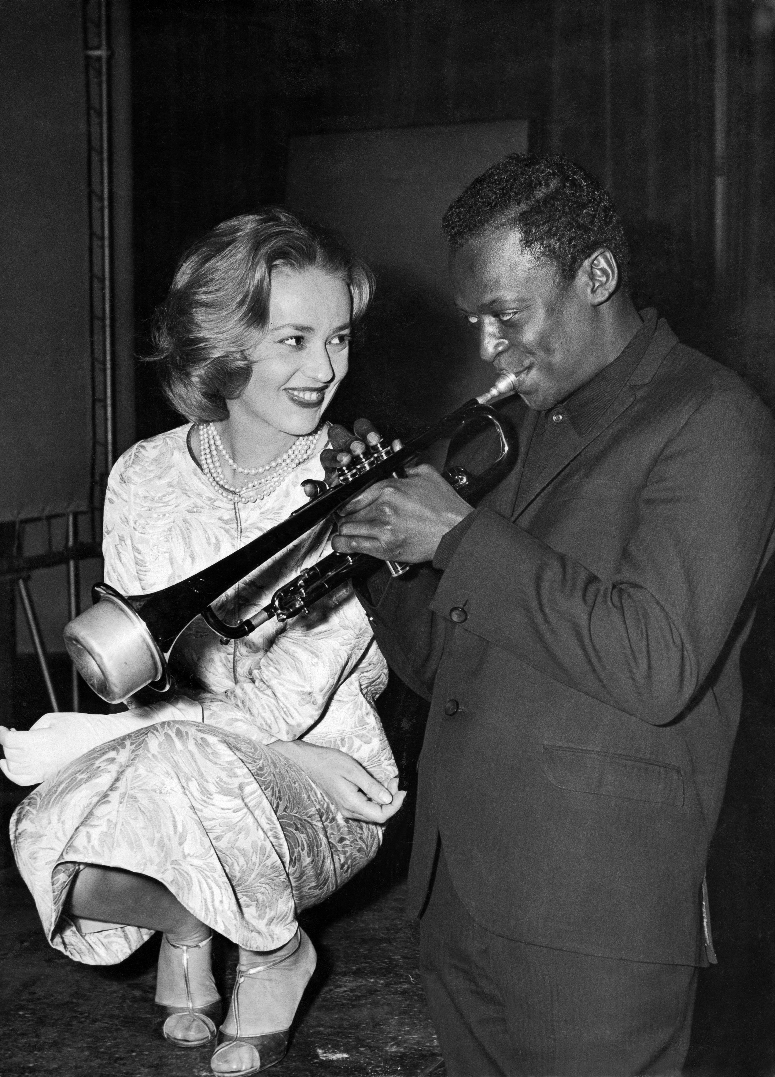 Jazz-Musiker Miles Davis spielt im Jahre 1957 für die Schauspielerin Jeanne Moreau | picture alliance / Str/KEYSTONE/dpa