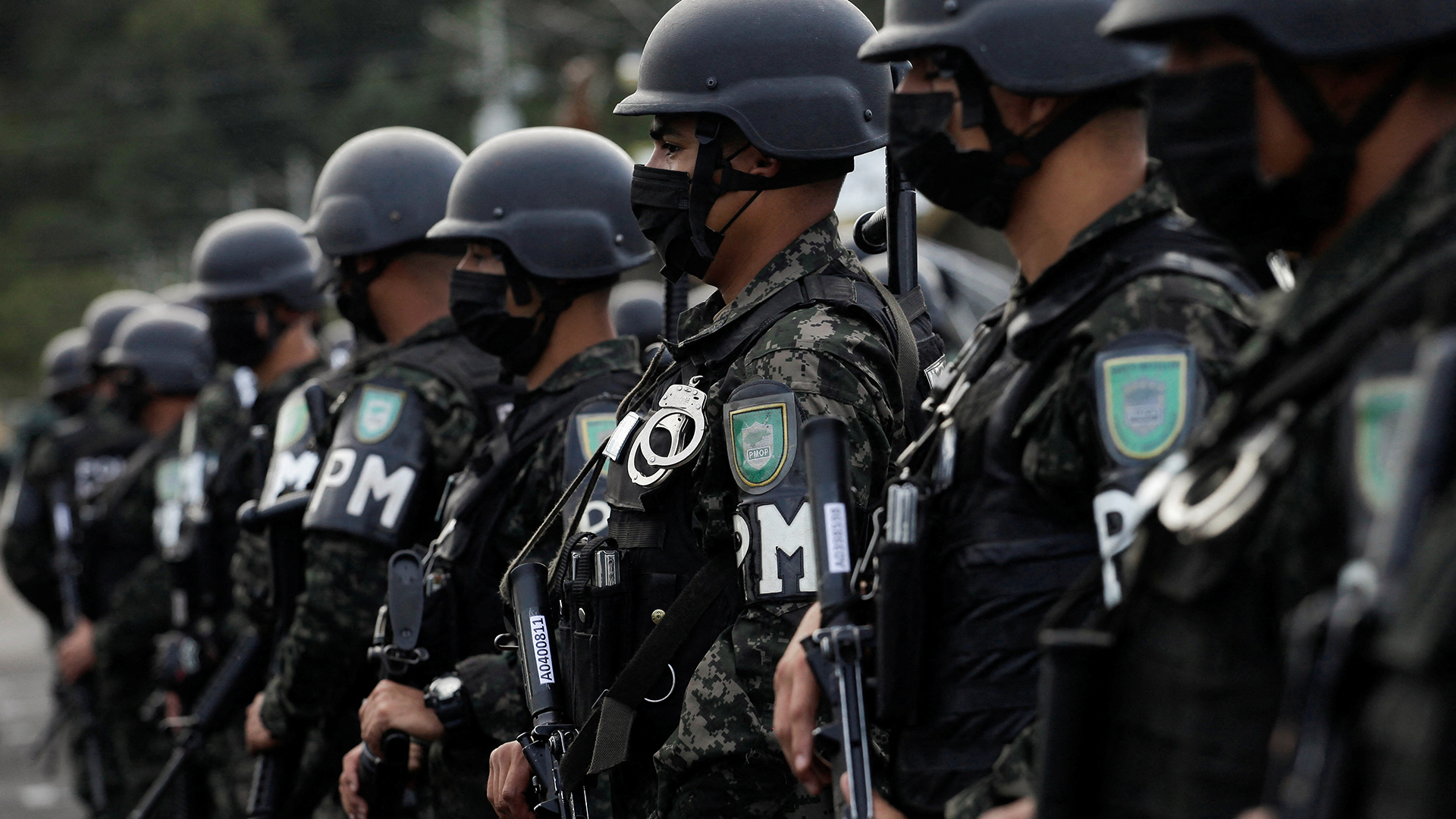 Angehörige der Militärpolizei von Honduras bereiten sich auf ihren Einsatz vor. | REUTERS