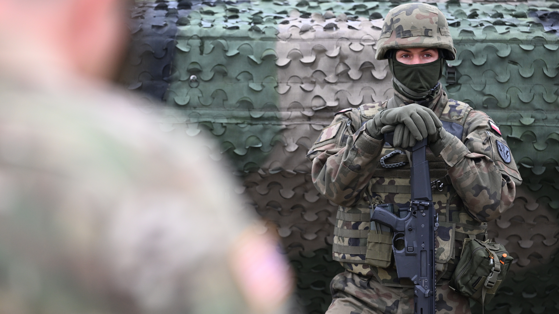 Soldaten stehen auf einem Truppenübungsplatz während der Militärübung "NIEDZWIEDZ-22" im Südosten von Polen. (aufgenommen am 21. September)