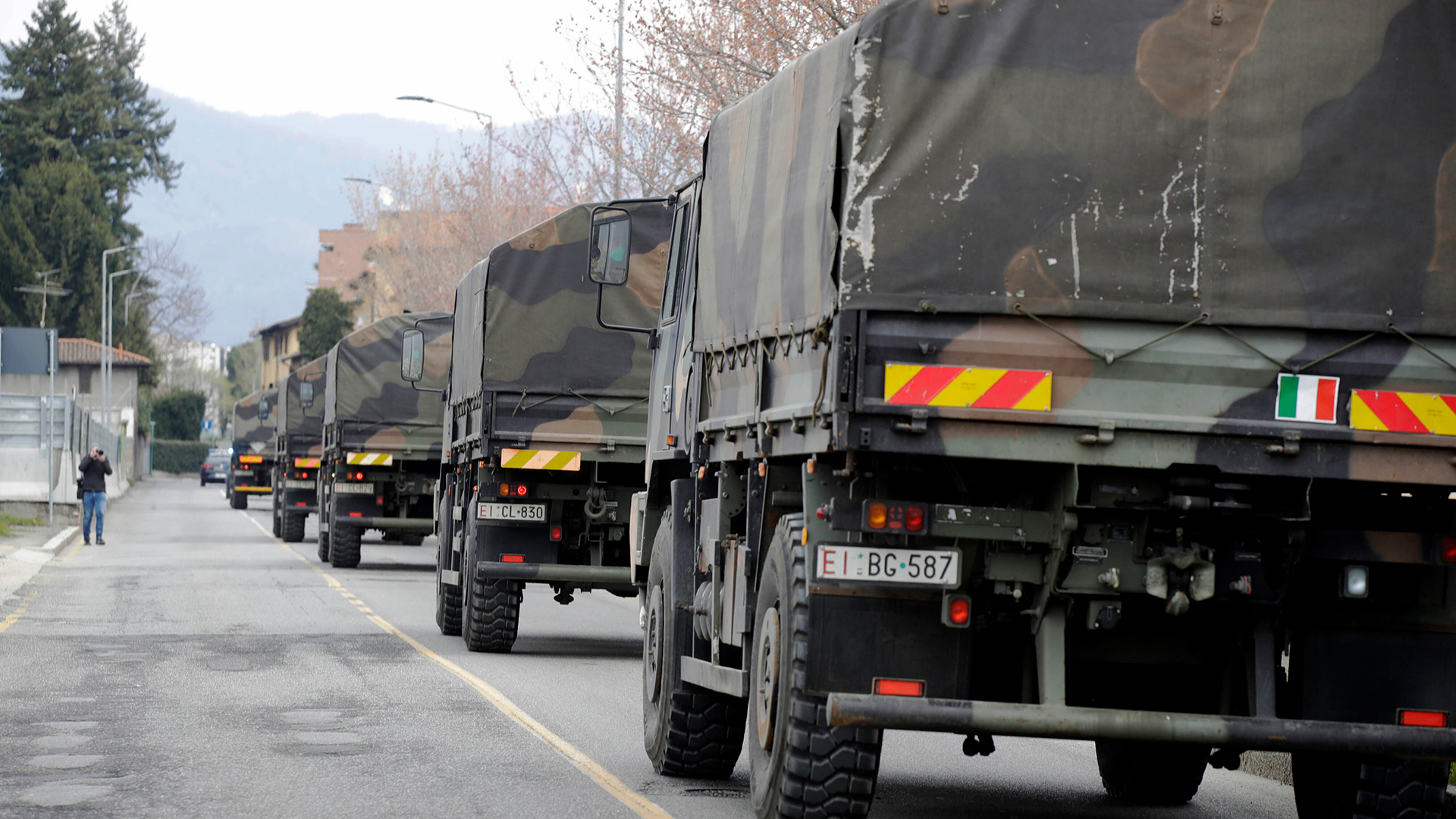 Militärlastwagen, die Särge von Verstorbenen transportieren, verlassen den Friedhof von Bergamo. | AP